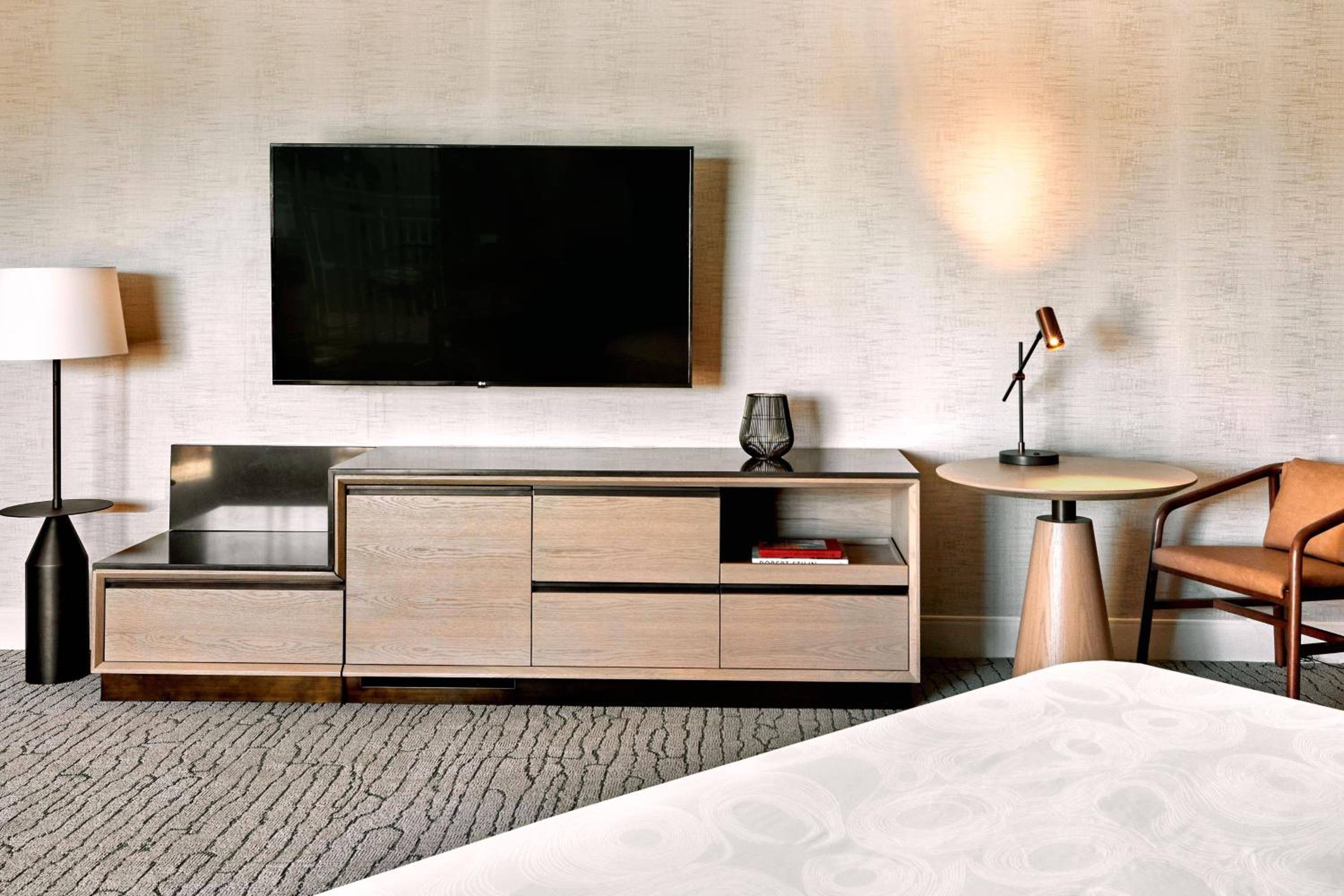 Peloton Wellness King Suite with Sofa Bed and Balcony - Photo 3