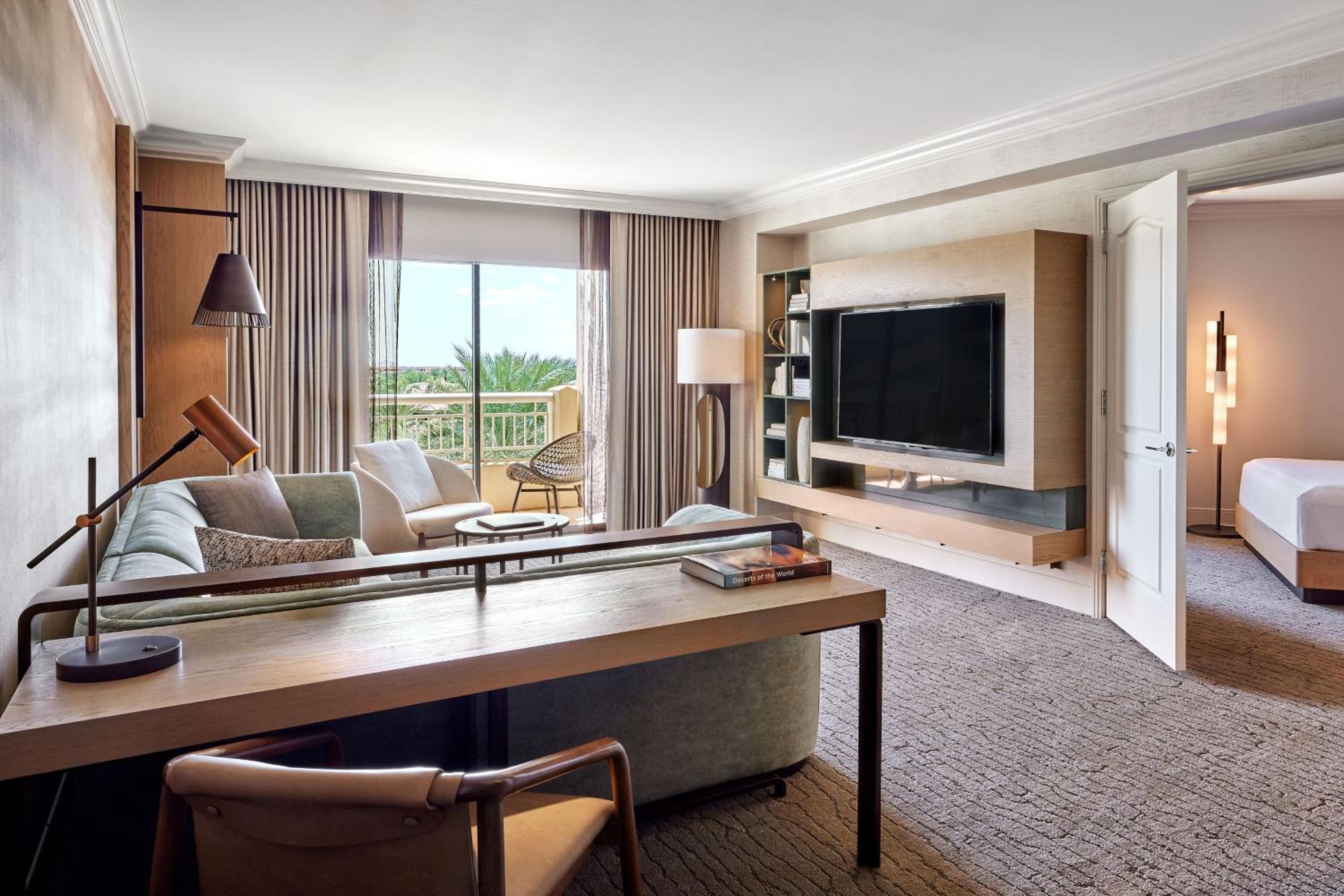 1 Bedroom Executive Suite, 1 King, Sofa bed, Balcony - Photo 7