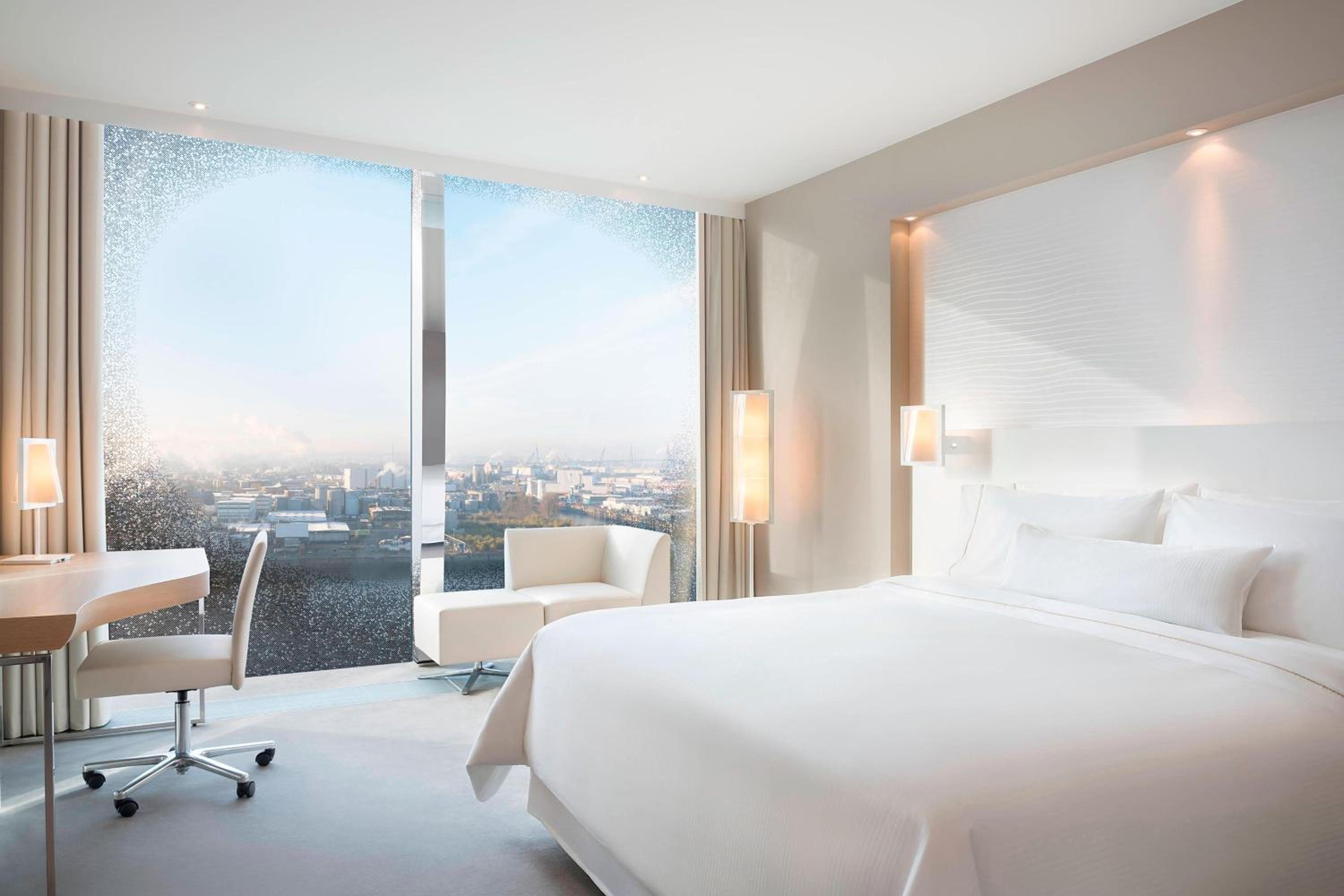 Premium Waterfront, Guest room, 1 King, Harbor/Elbe view