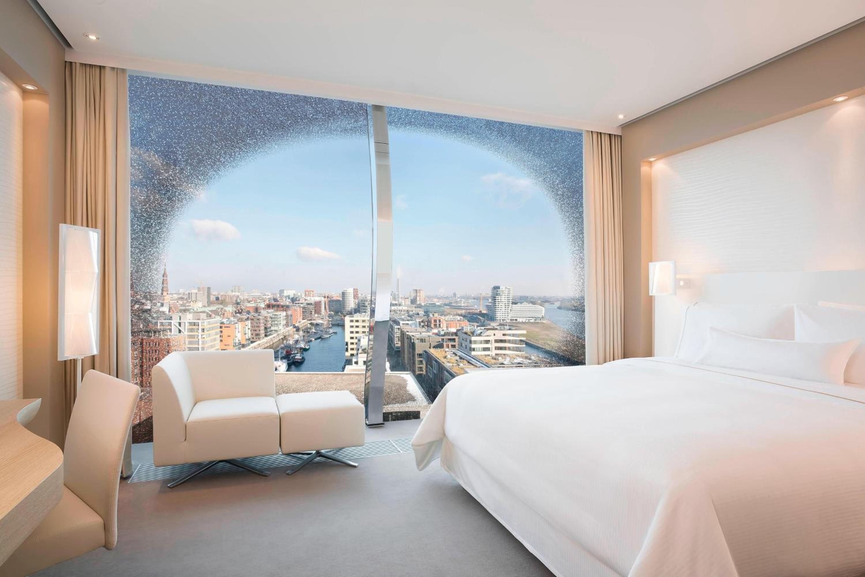 Deluxe, Guest room, 1 King, City view, partial harbor view