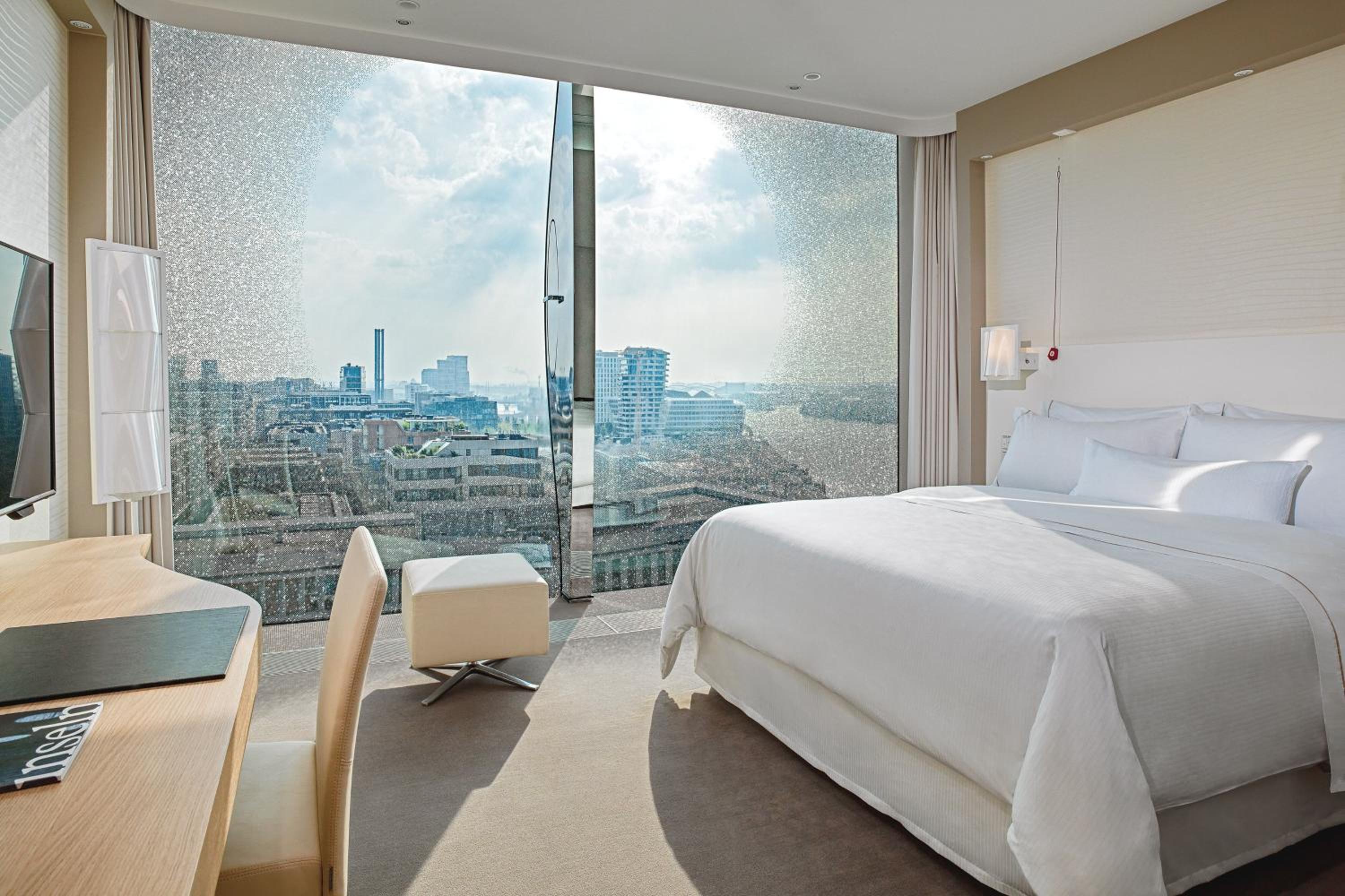Deluxe, Guest room, 1 King, City view, partial harbor view