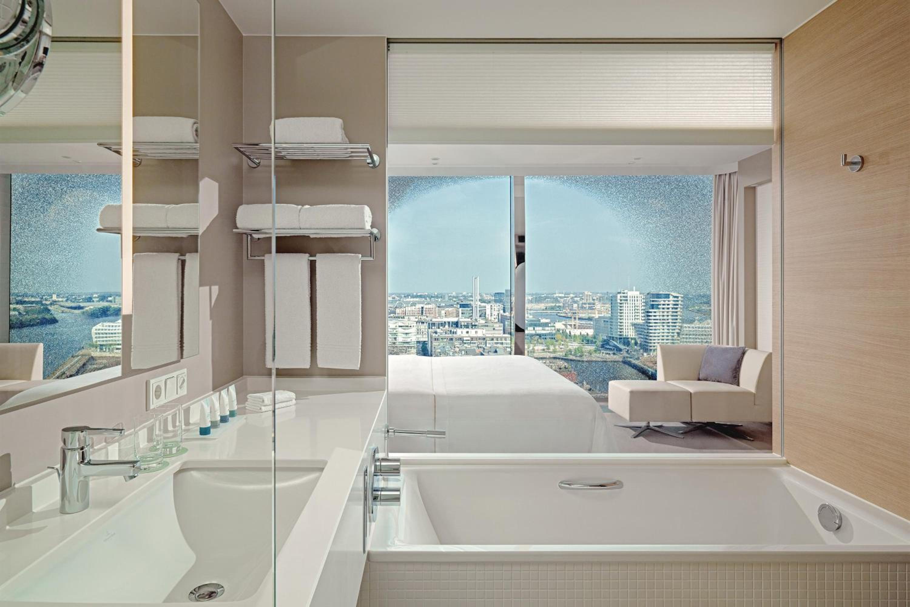 Deluxe, Guest room, 1 King, City view, partial harbor view
