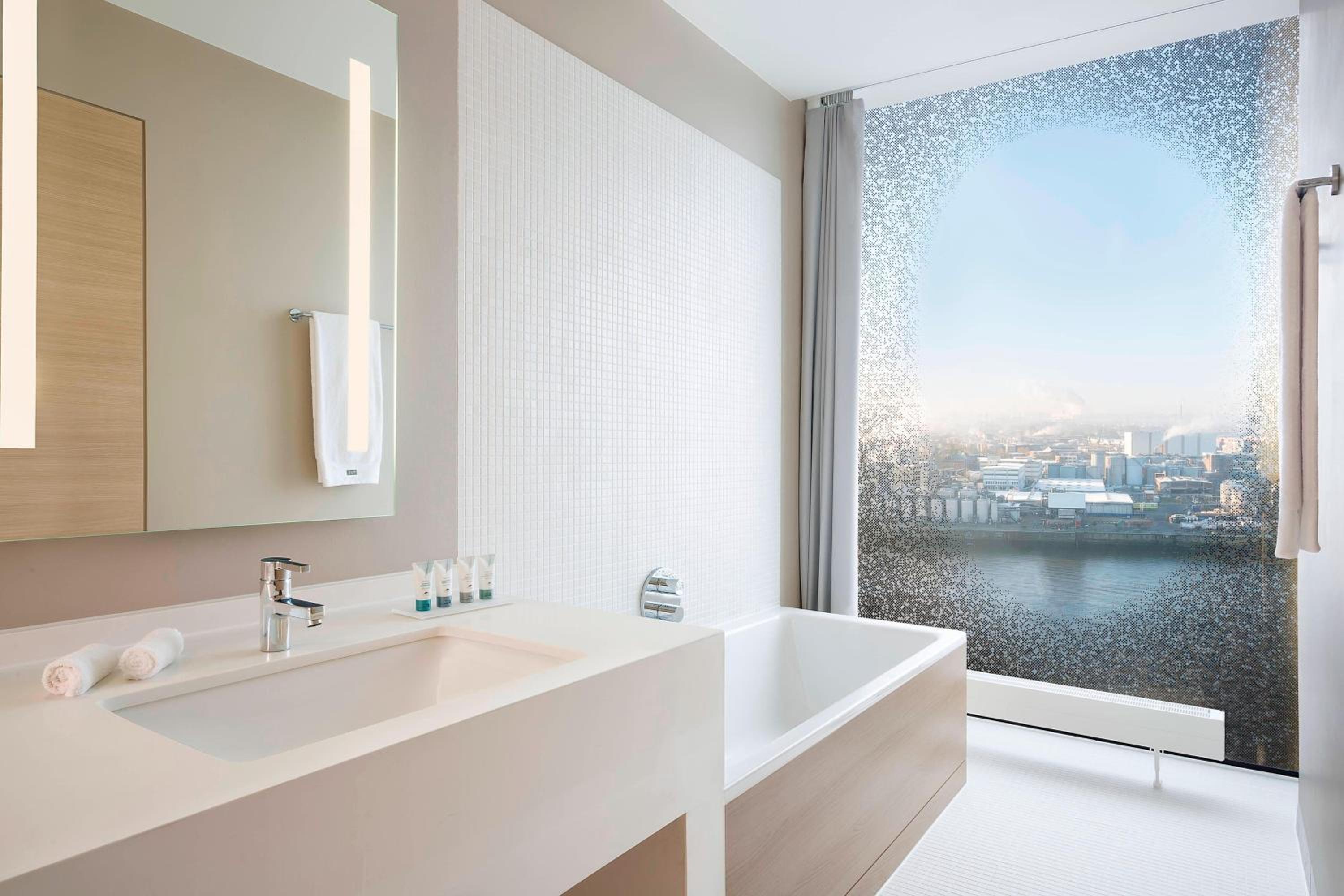 Premium Waterfront, Guest room, 1 King, Harbor/Elbe view