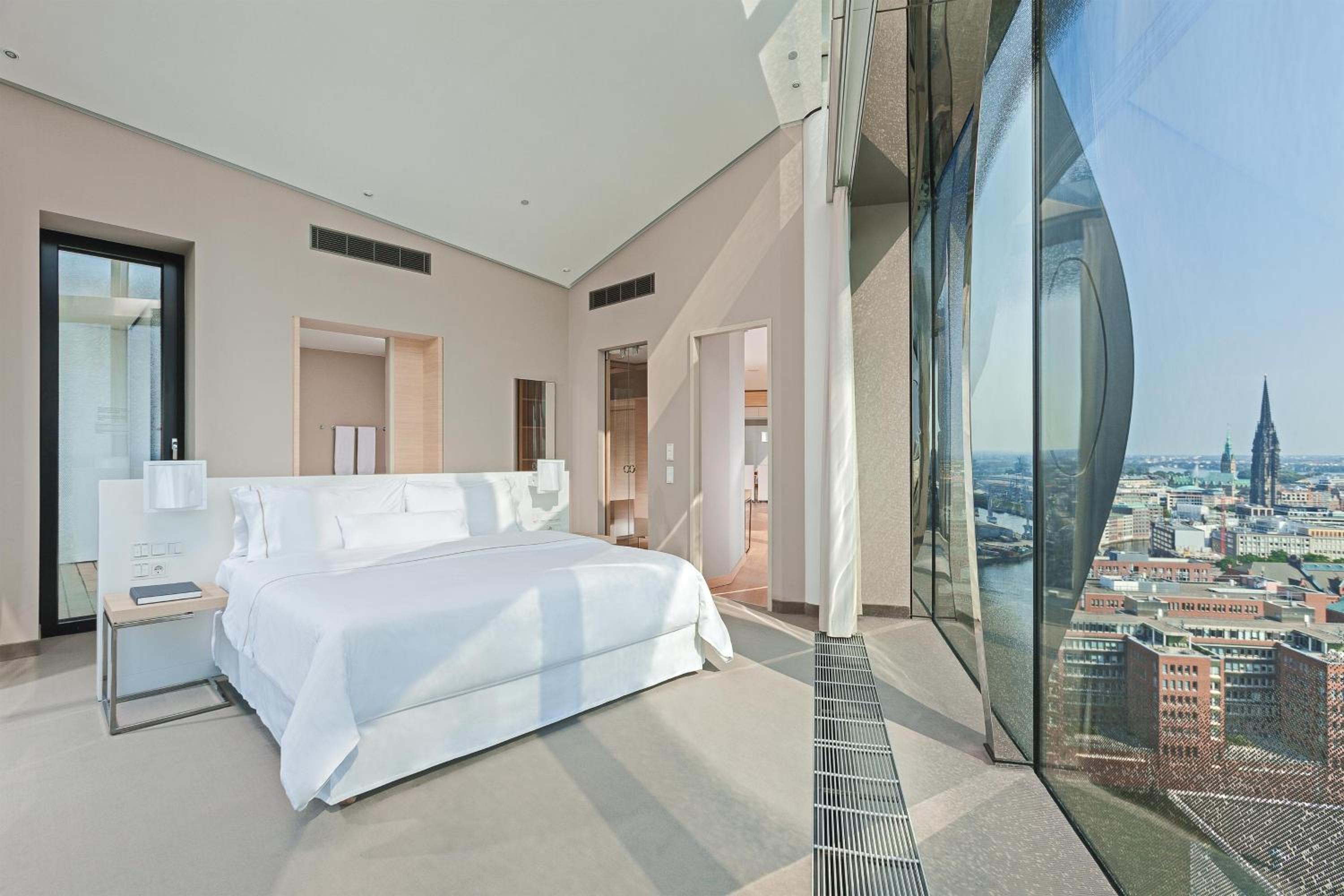 Owner Suite, Presidential Suite, 1 King, City/Elbe view