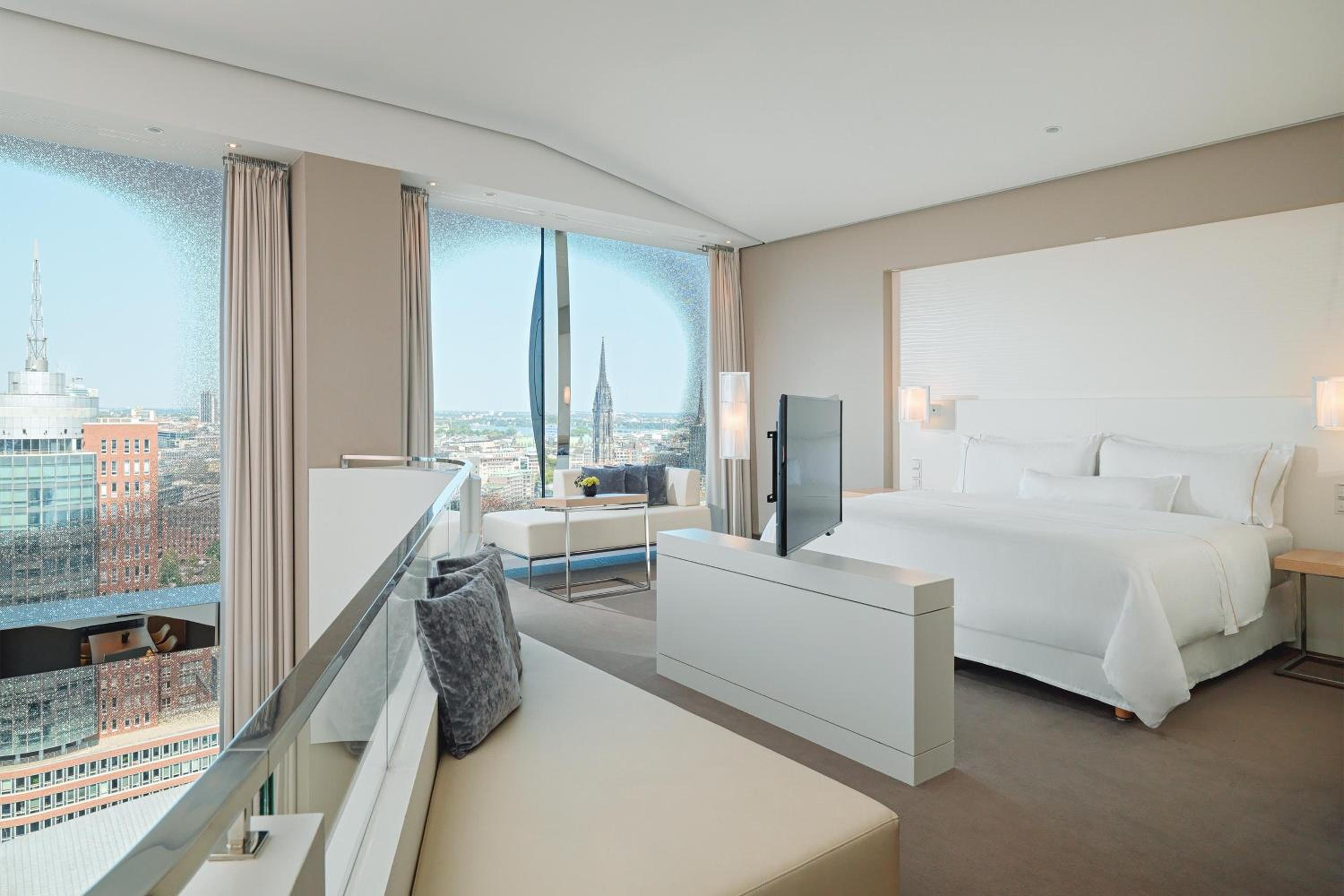 Maisonette Suite, Bi-level Suite, 1 King, City/Elbe view