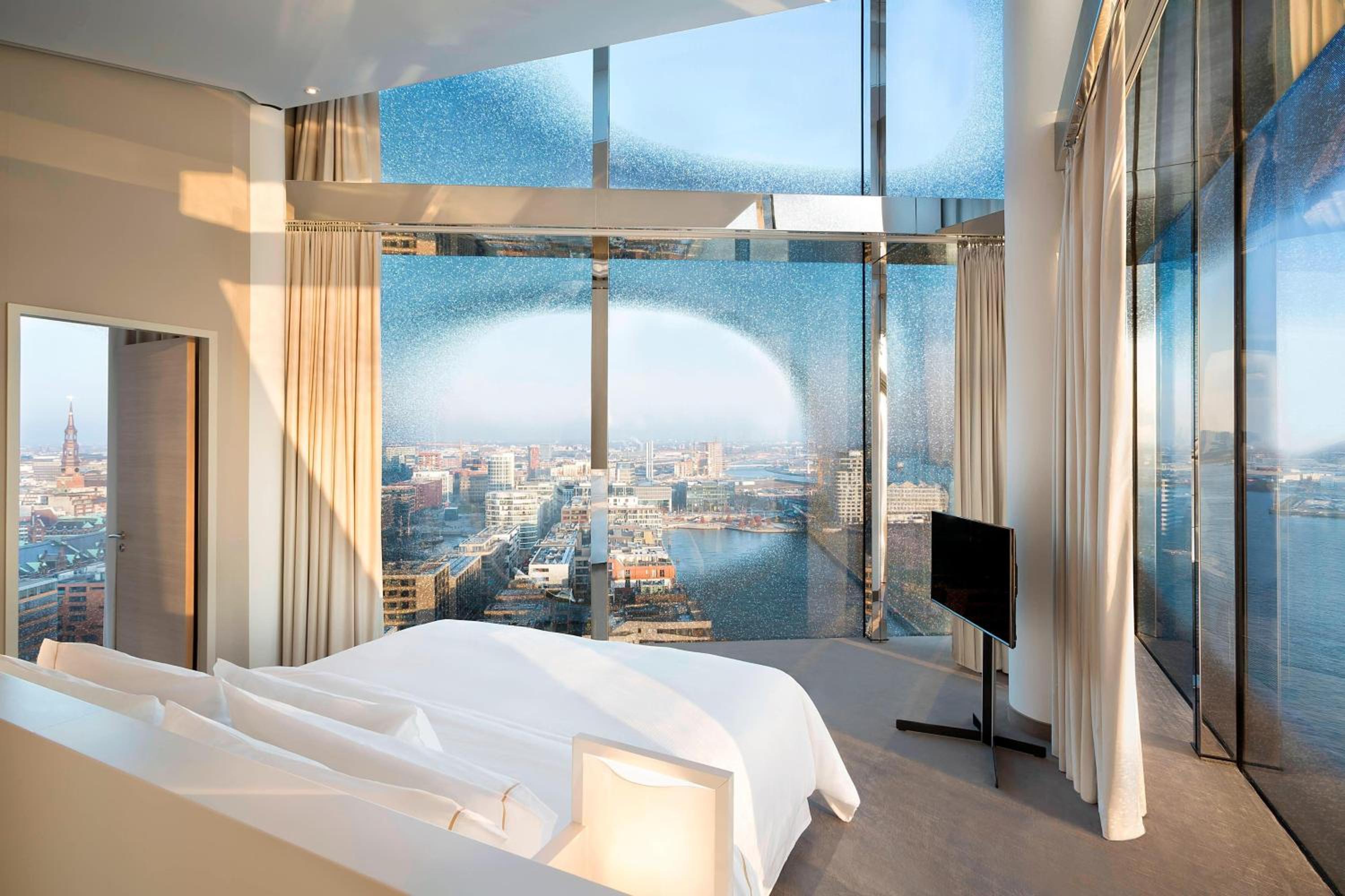 Owner Suite, Presidential Suite, 1 King, City/Elbe view thumbnail 6