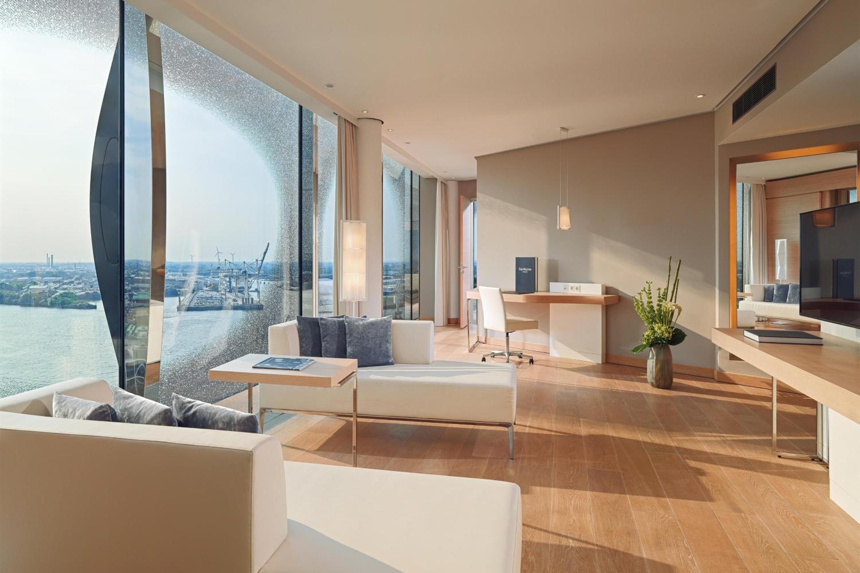 Owner Suite, Presidential Suite, 1 King, City/Elbe view thumbnail 5