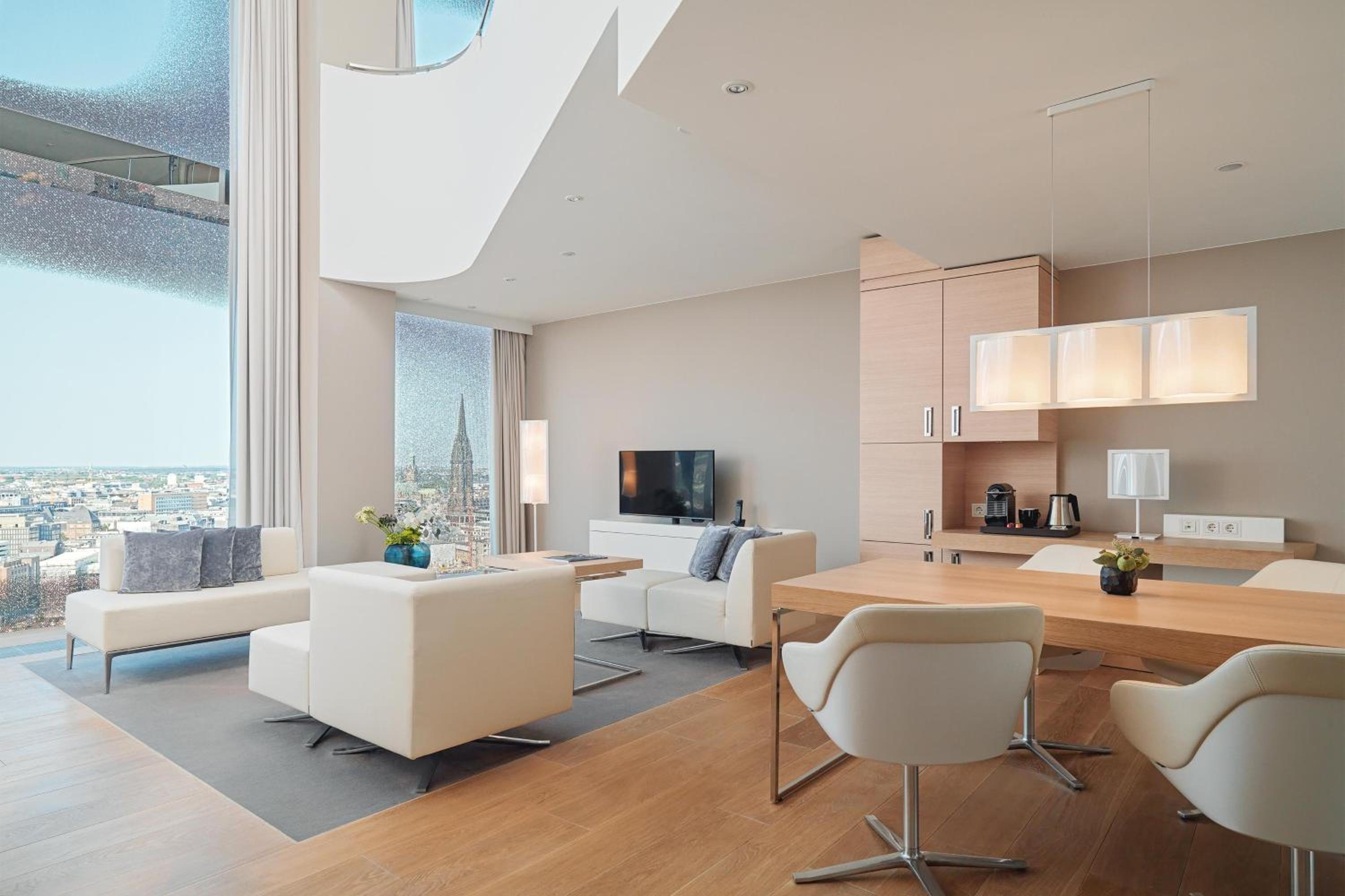 Maisonette Suite, Bi-level Suite, 1 King, City/Elbe view
