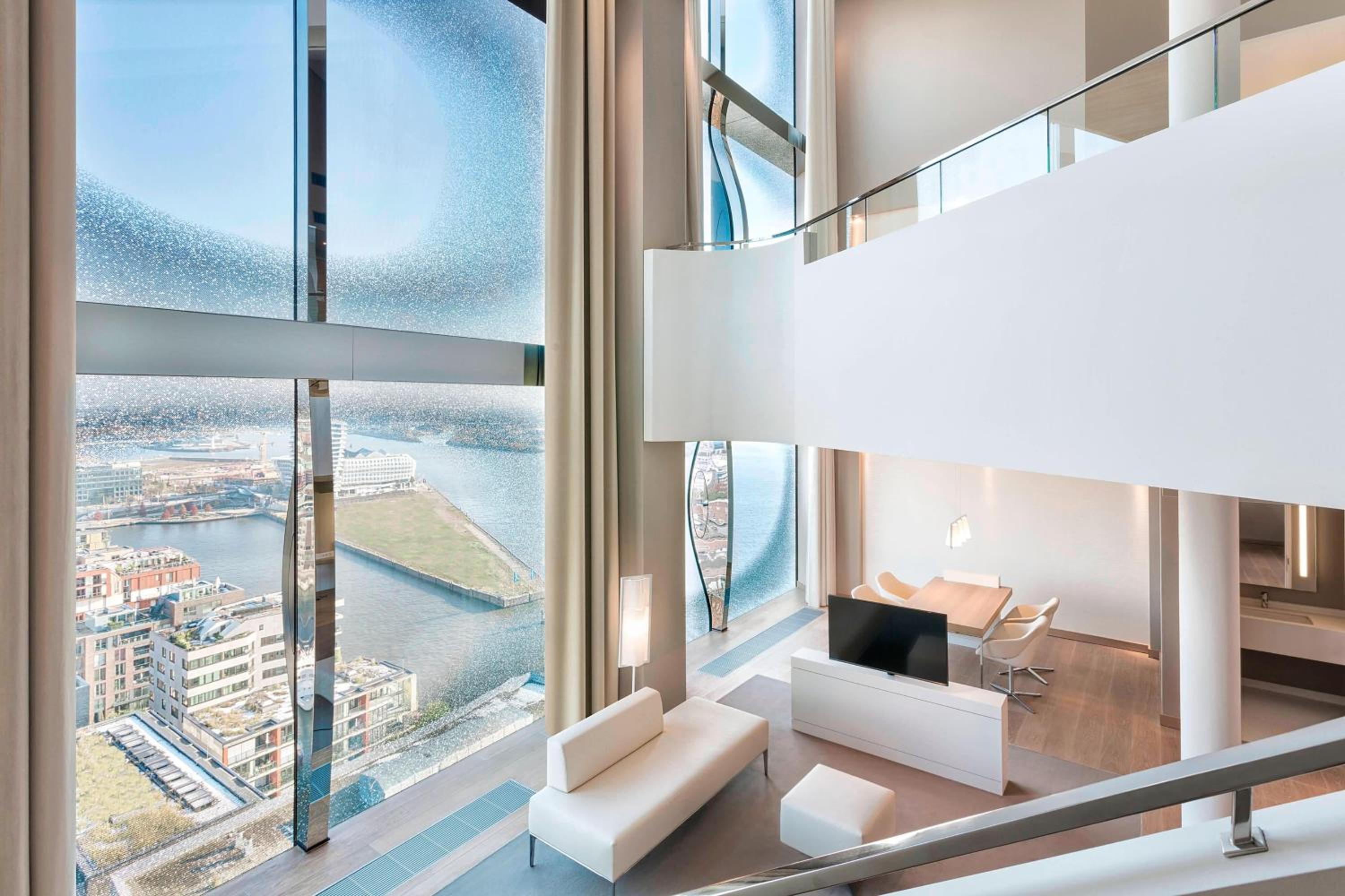 Maisonette Suite, Bi-level Suite, 1 King, City/Elbe view thumbnail 5