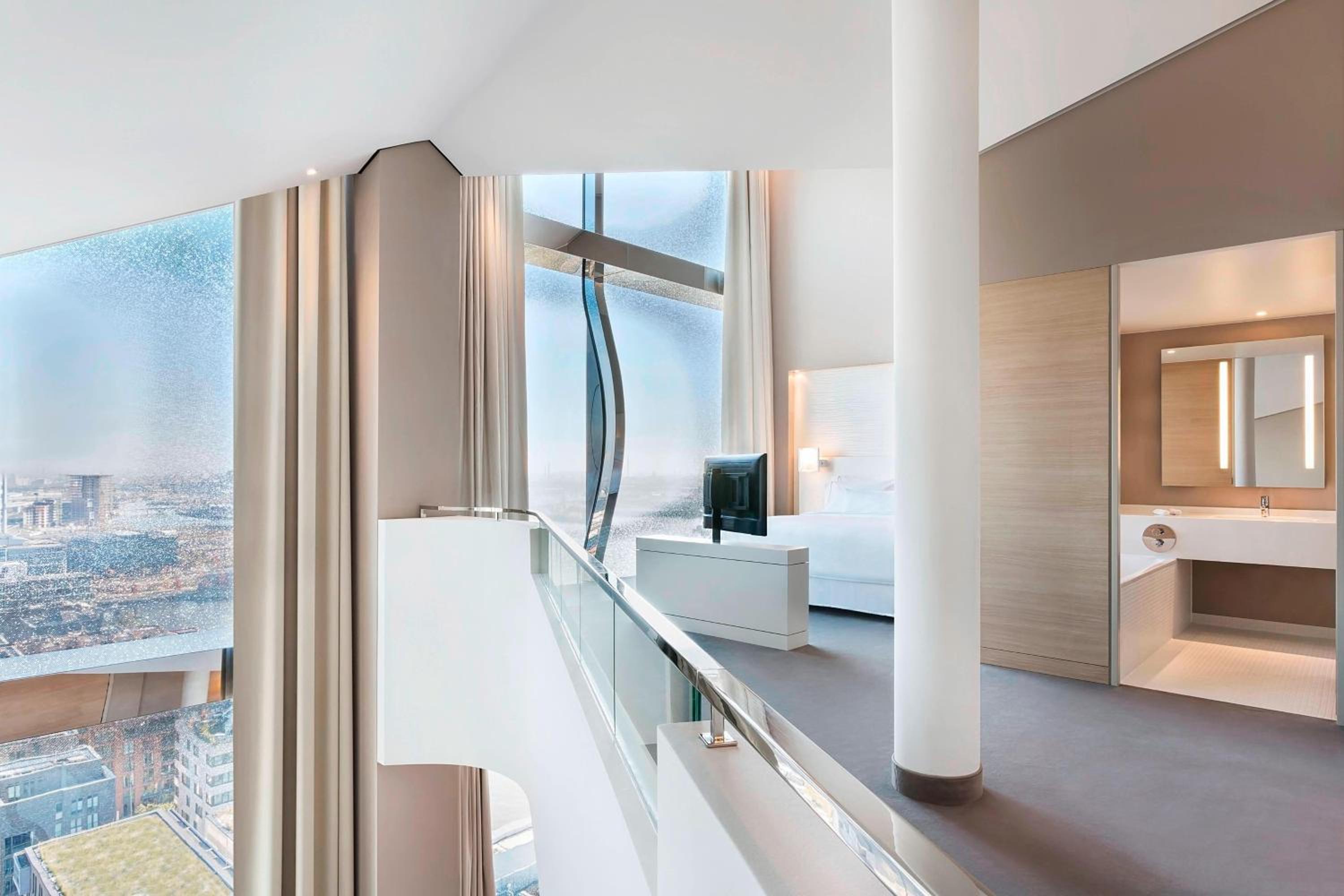 Maisonette Suite, Bi-level Suite, 1 King, City/Elbe view