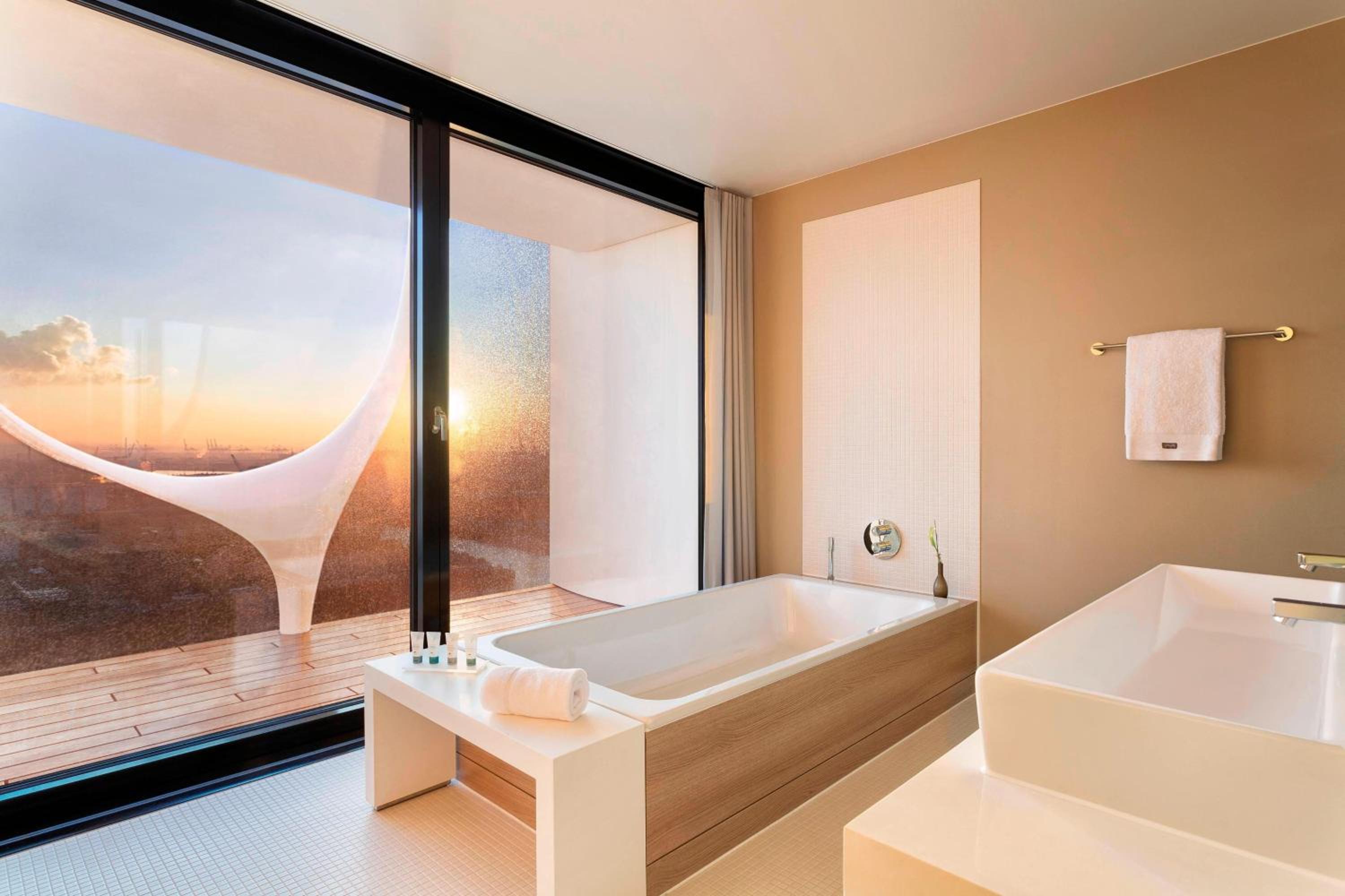 Owner Suite, Presidential Suite, 1 King, City/Elbe view