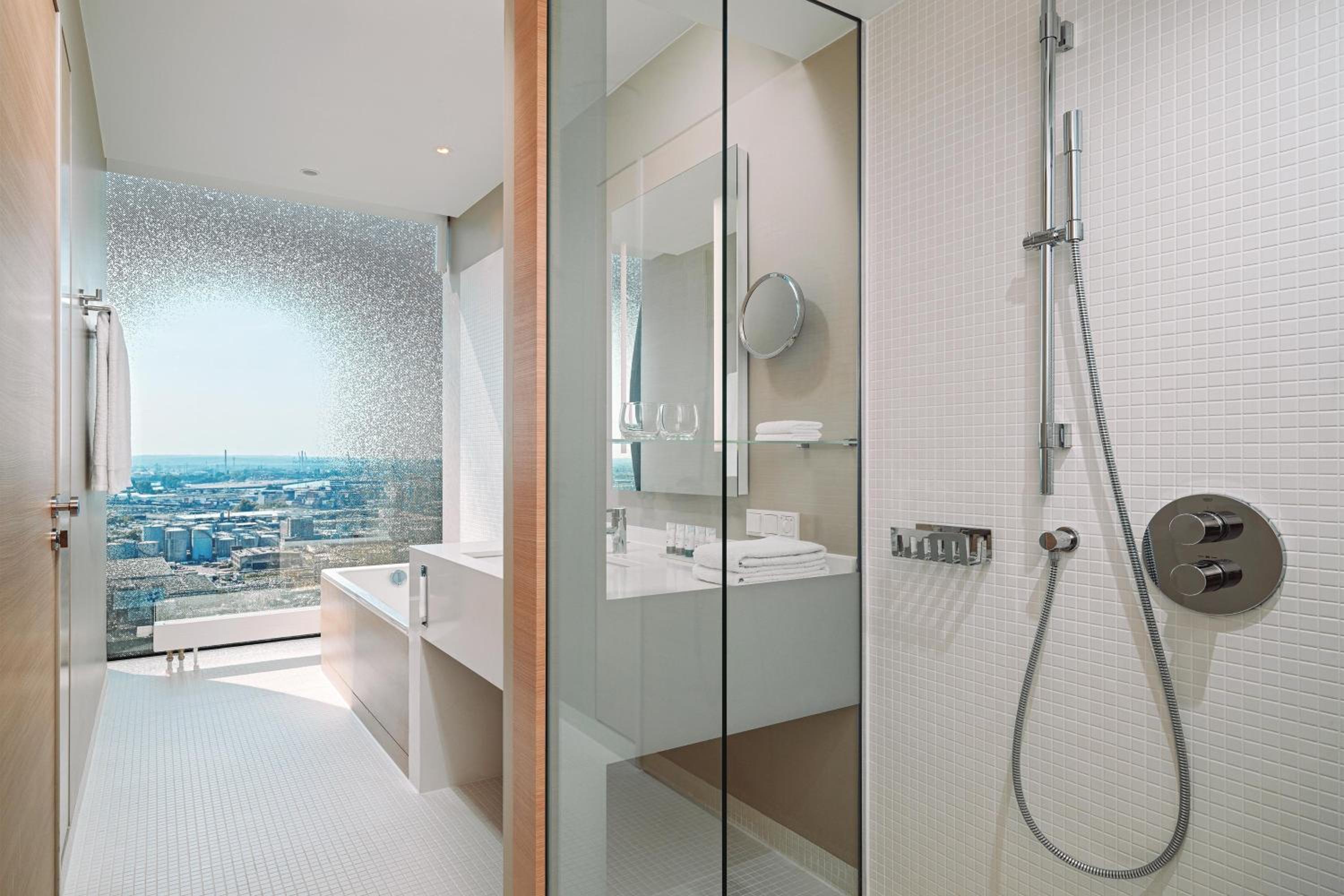 Junior Horizon King Suite with City View