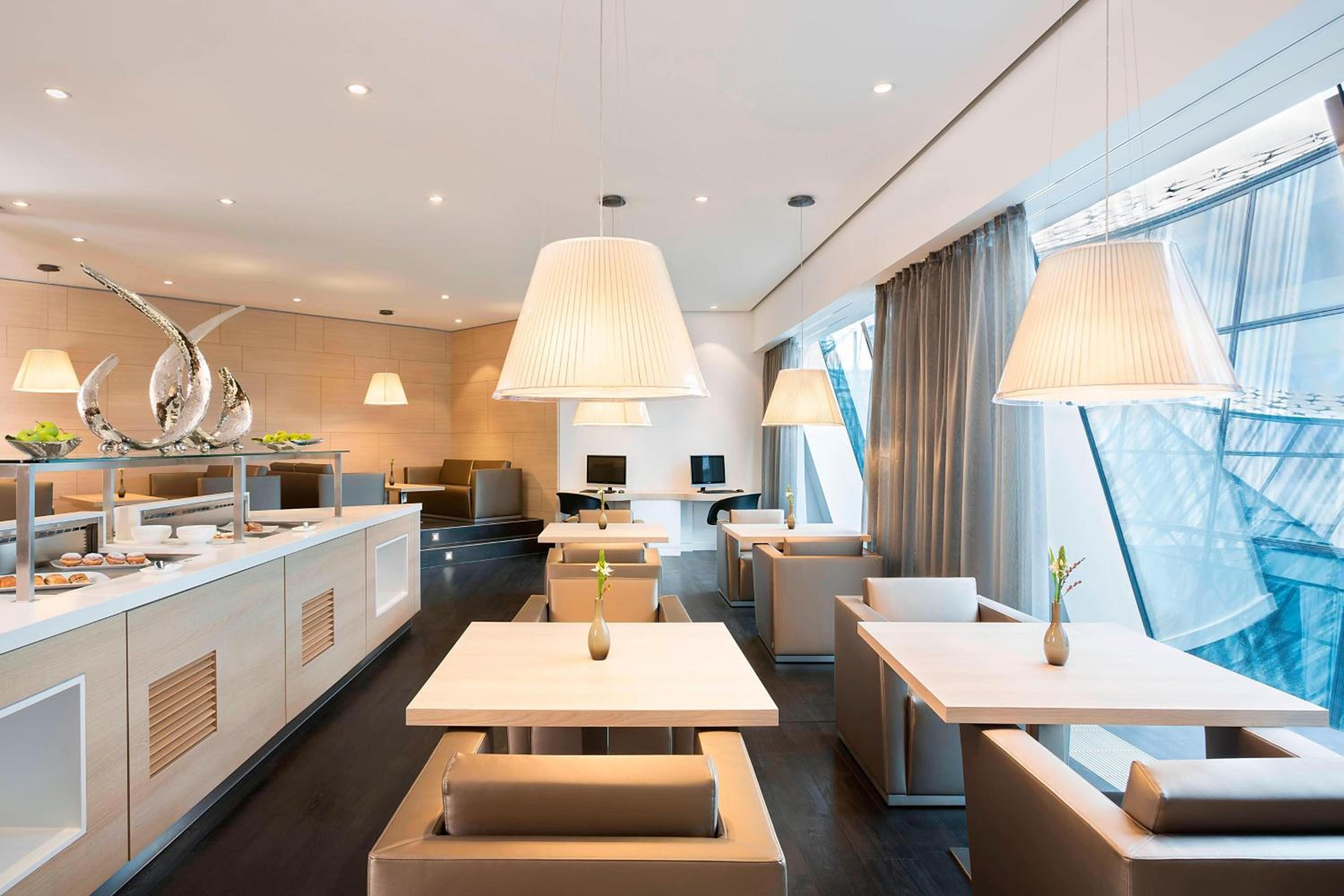 Panorama Suite with City and Water View thumbnail 6