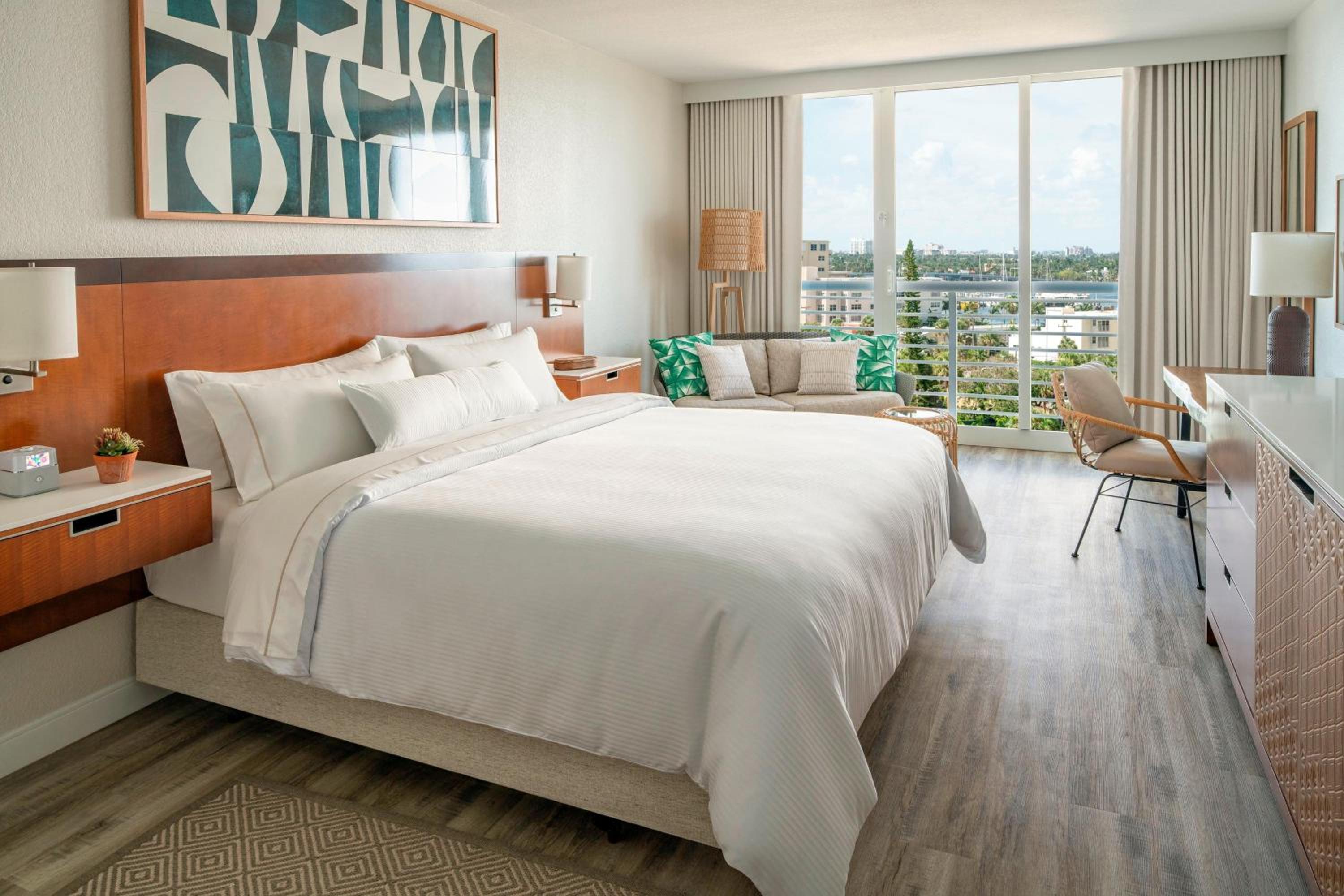 Guest room, 1 King, Intracoastal view - Photo 1