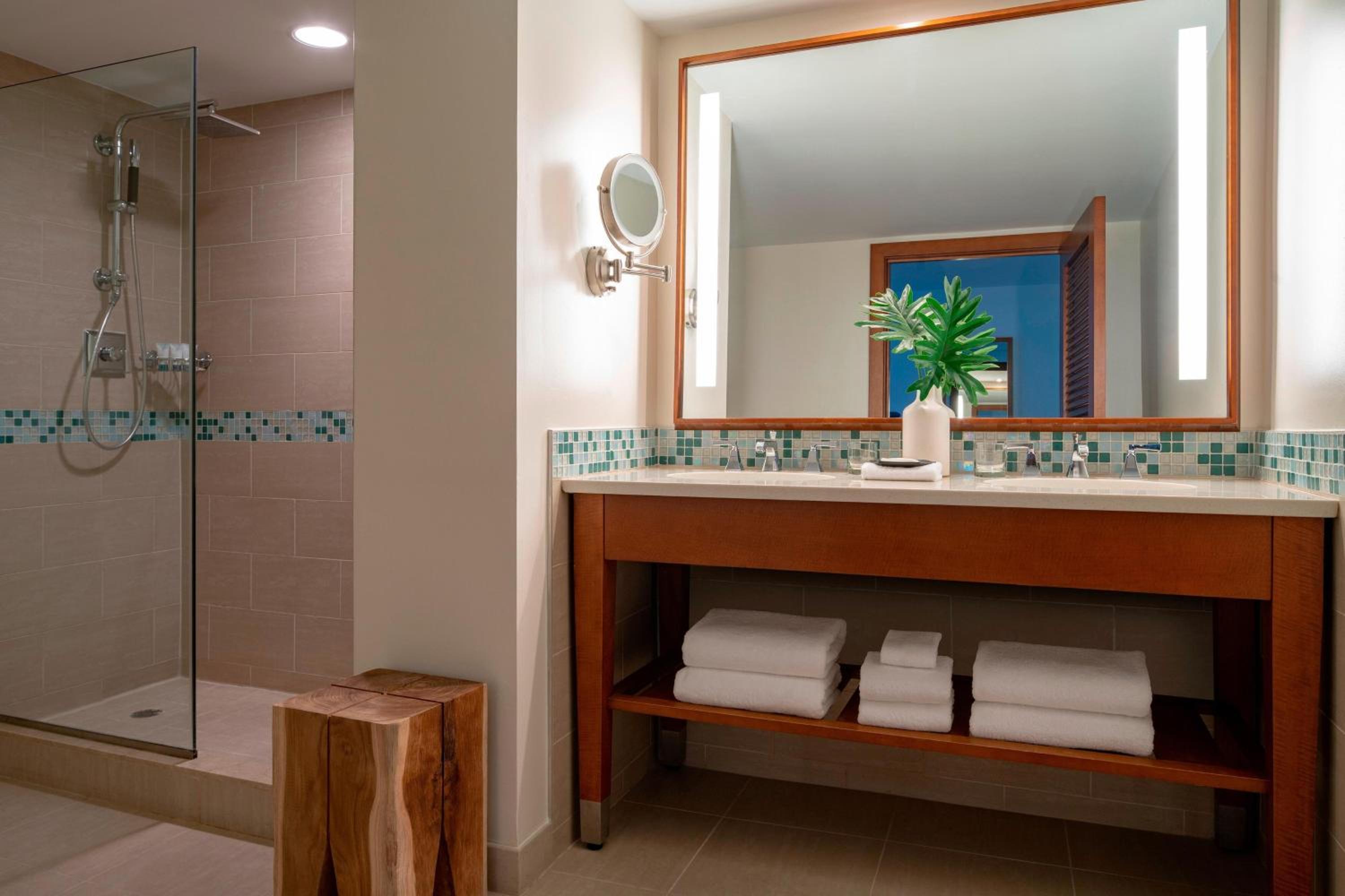 1 Bedroom Executive Suite, 1 King, Ocean view photo 3