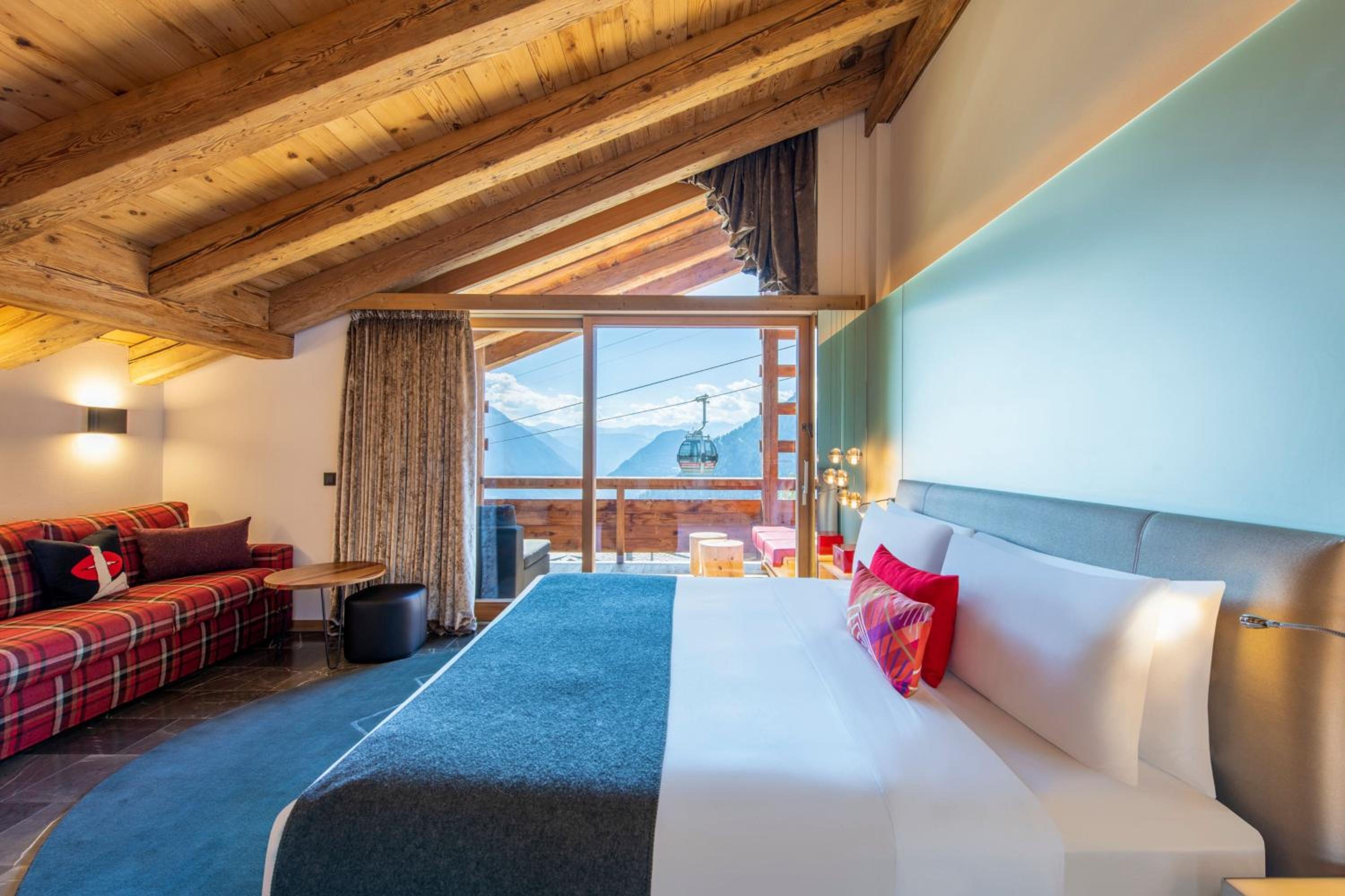 Cool Junior Suite with Balcony and Mountain View