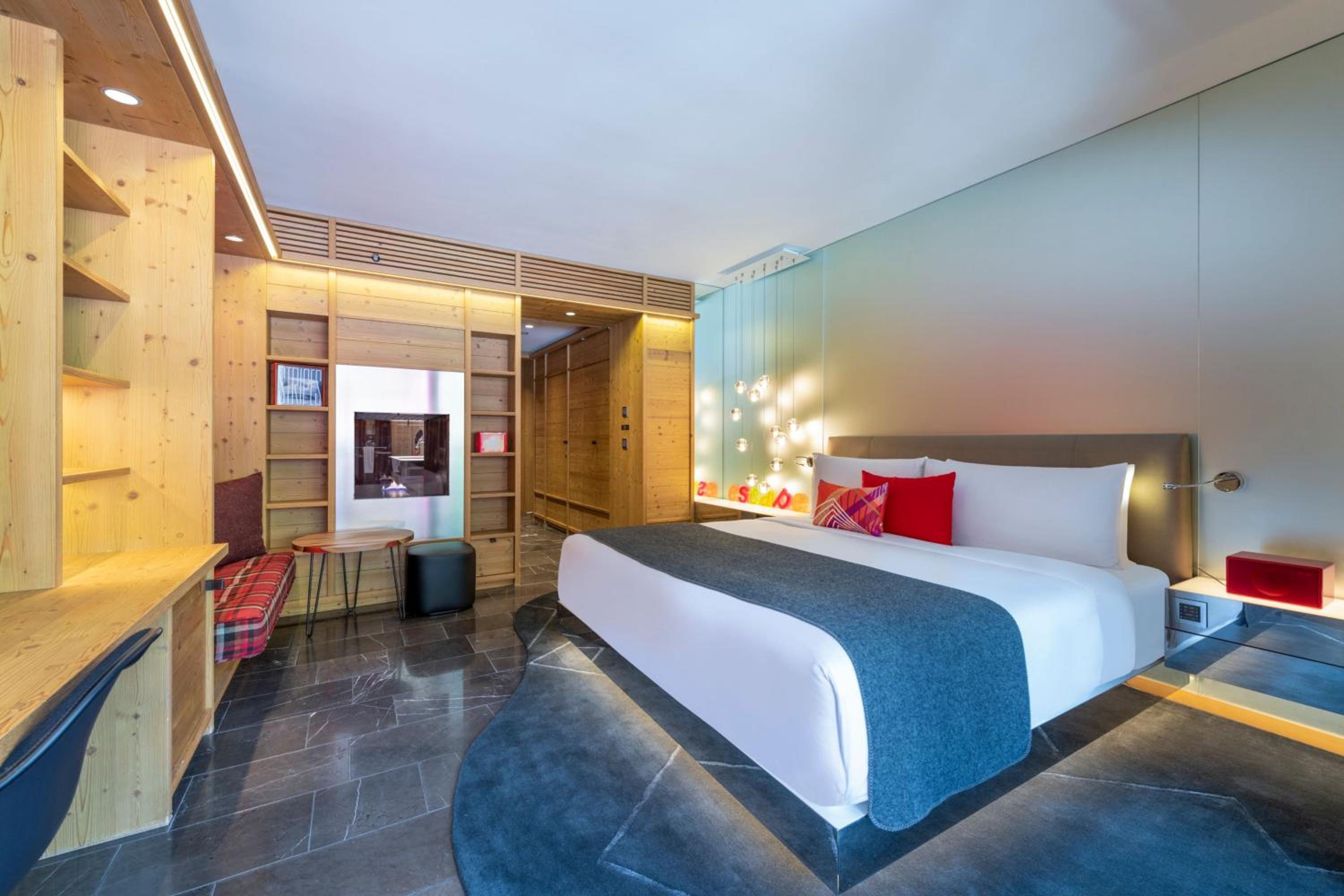 Mega, Family room, 1 King, and 1 single bed, Balcony