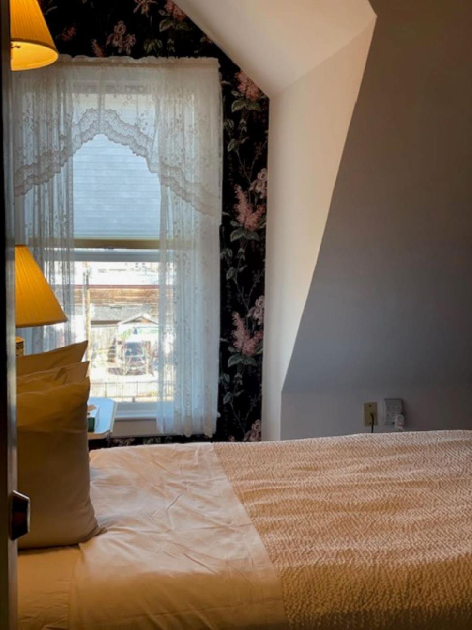 Queen Room photo 2