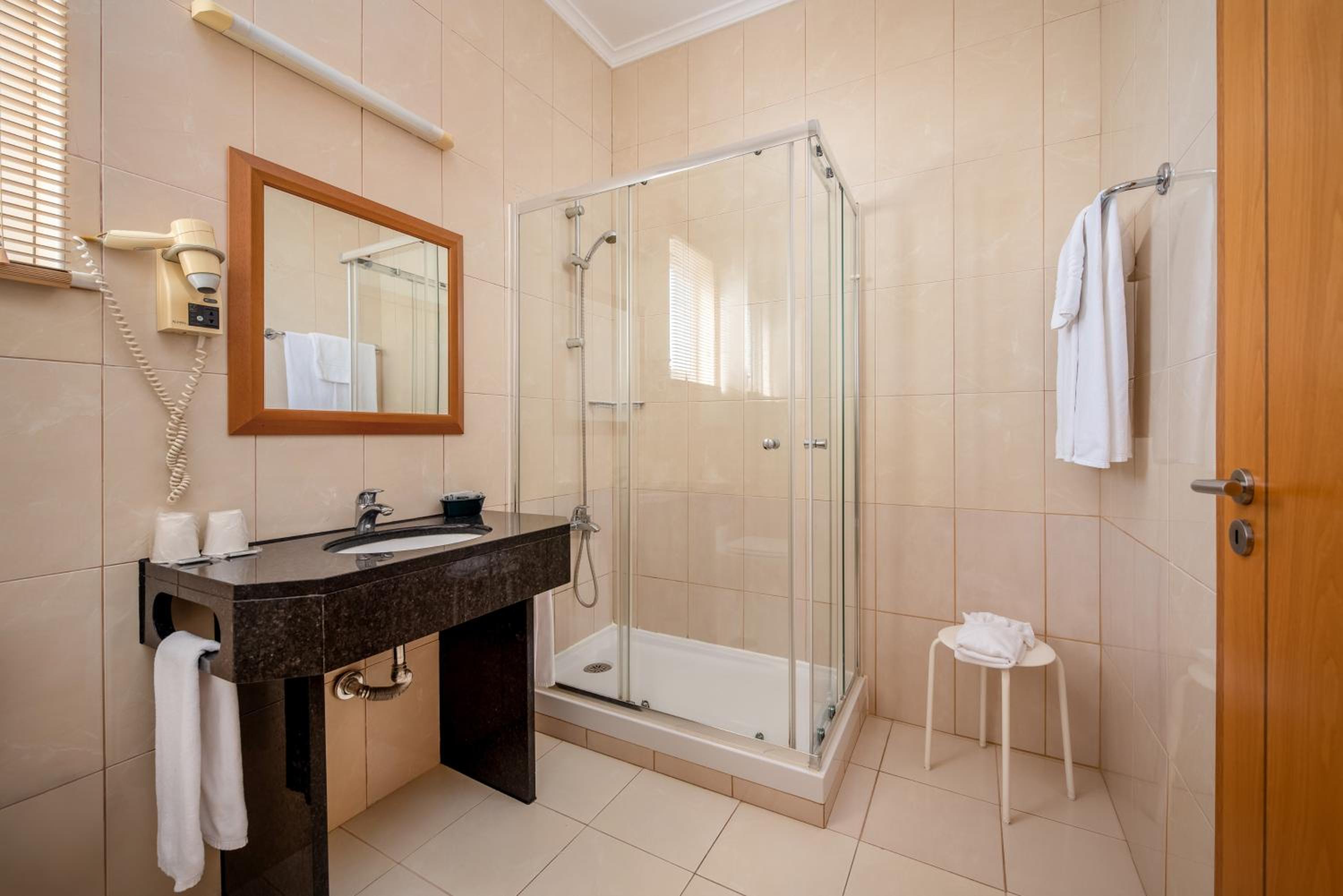Double or Twin Room with Balcony and Sea View photo 2