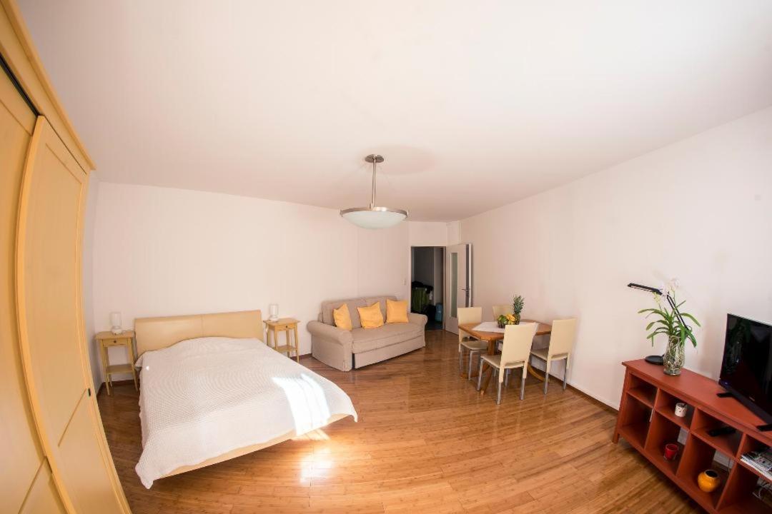 Apartment with Balcony photo 2