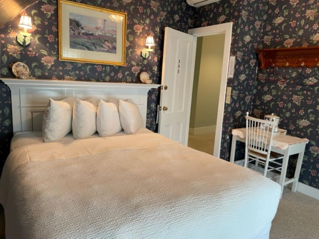 Queen Room photo 1