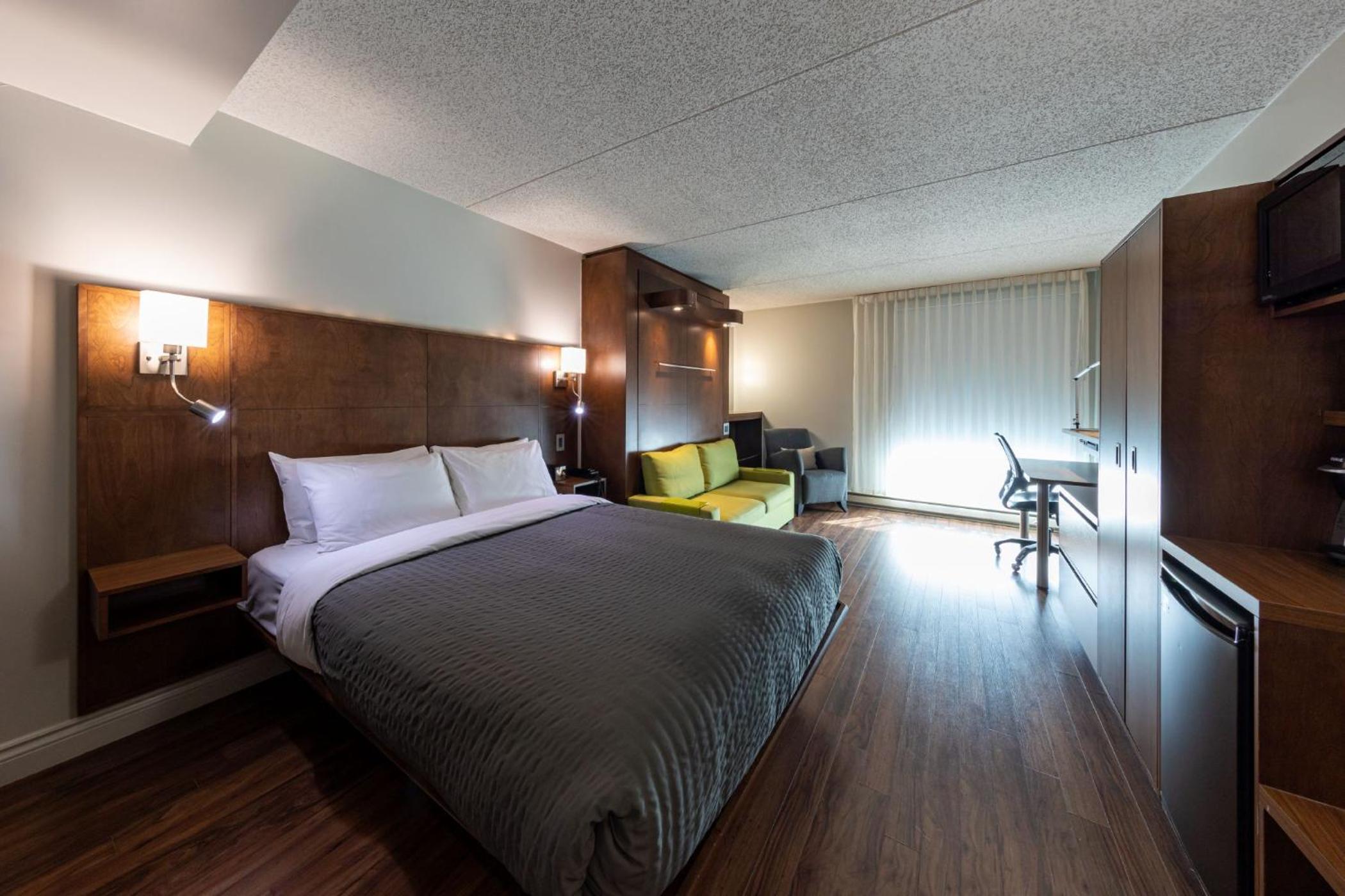 Deluxe Queen Room (3 Adults)