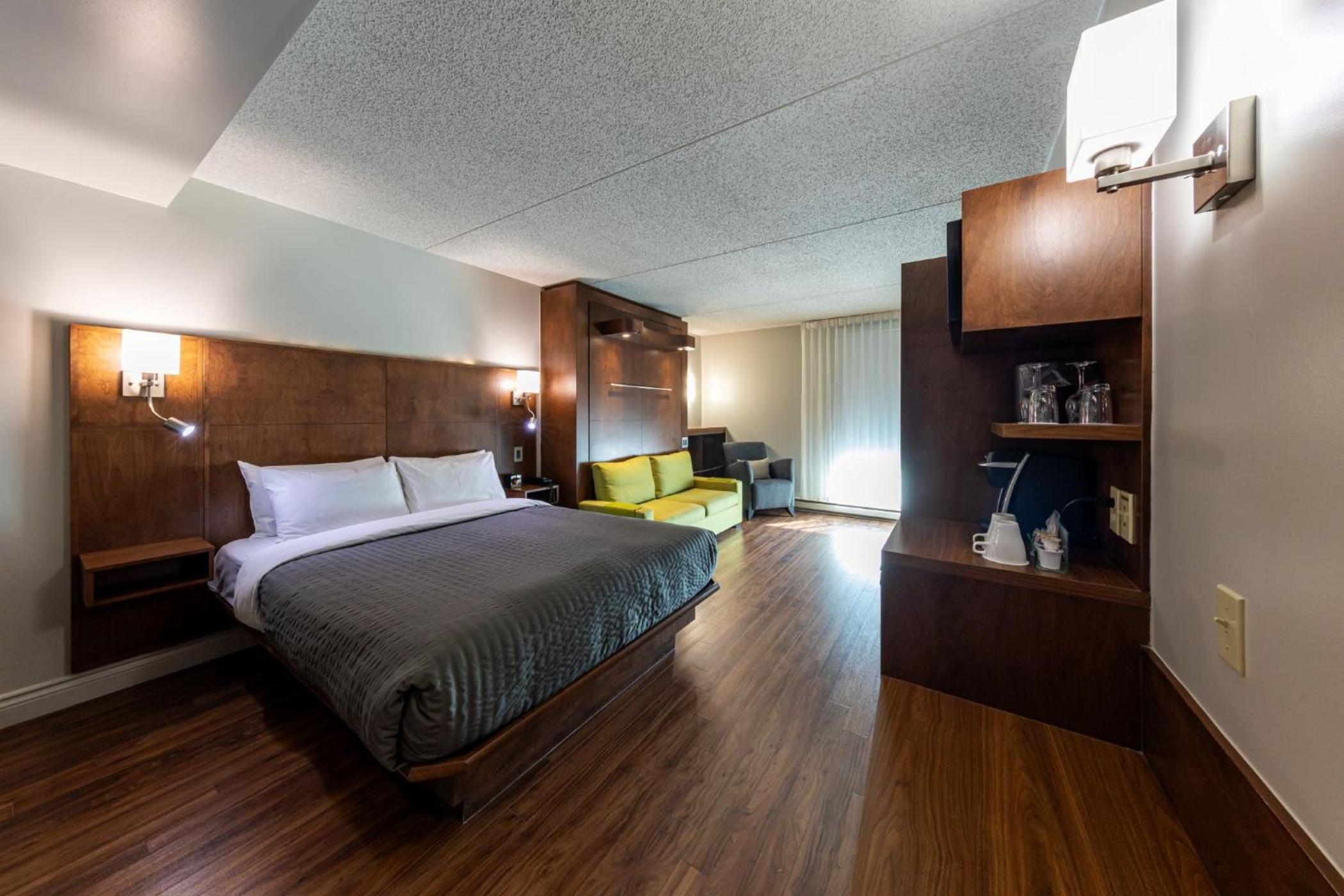 Deluxe Queen Room (2 Adults)