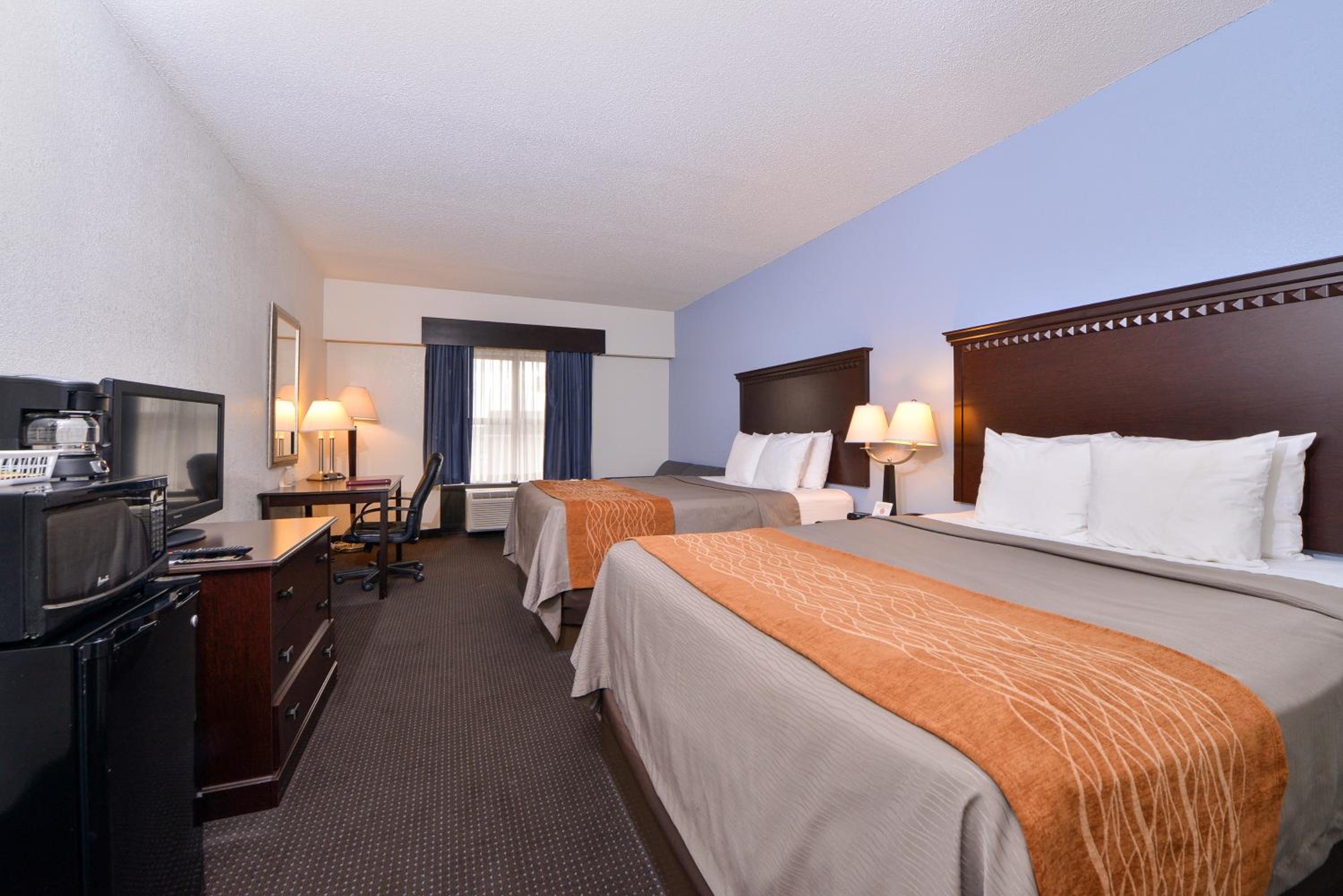 Queen Room with Two Queen Beds - Non-Smoking - Photo 6