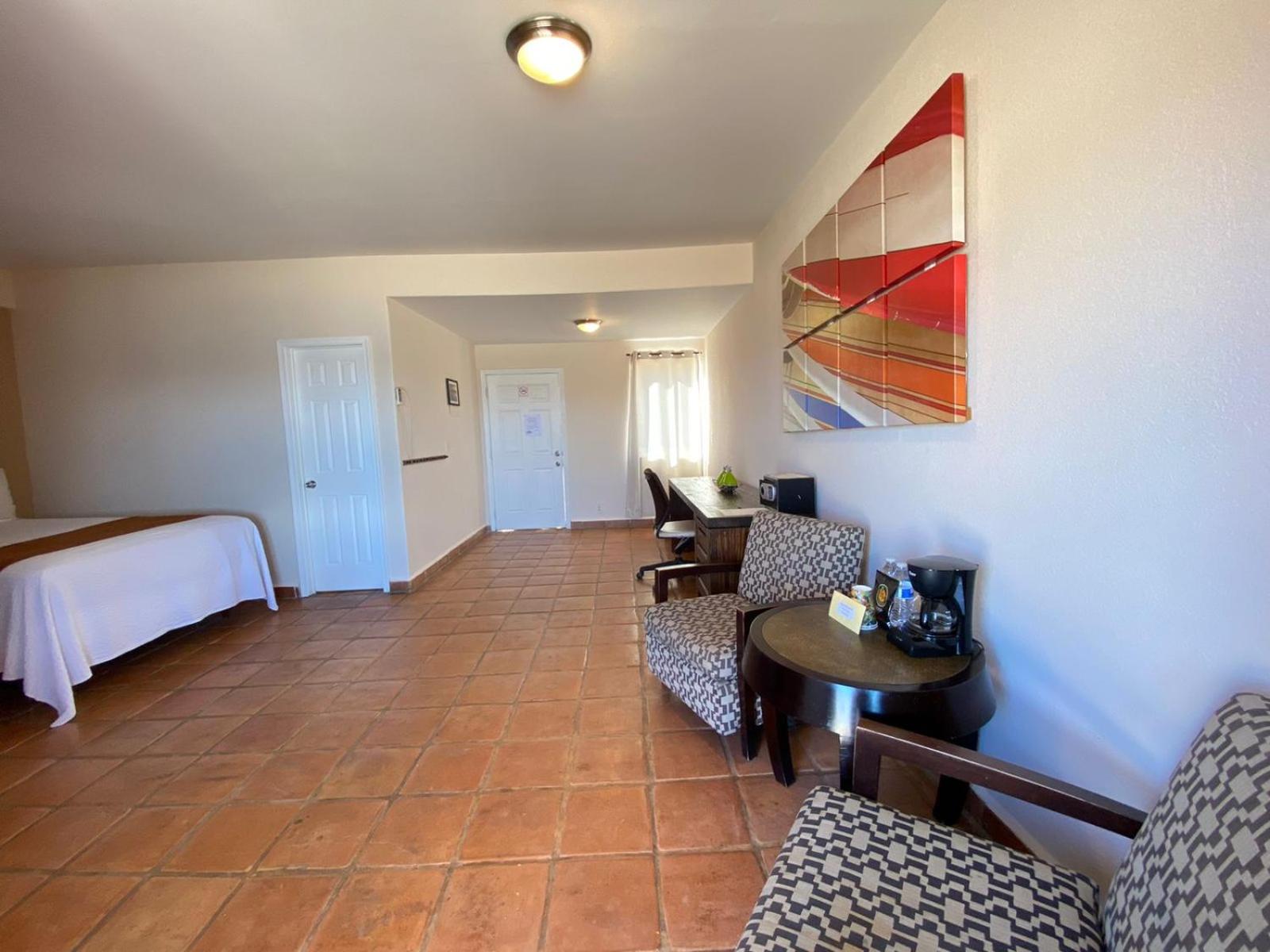 Deluxe Twin Room with Sea View thumbnail 6