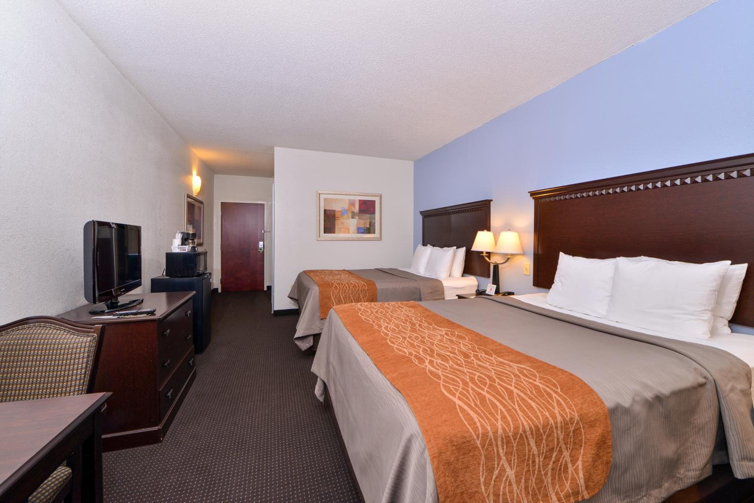 Queen Room with Two Queen Beds - Non-Smoking - Photo 1