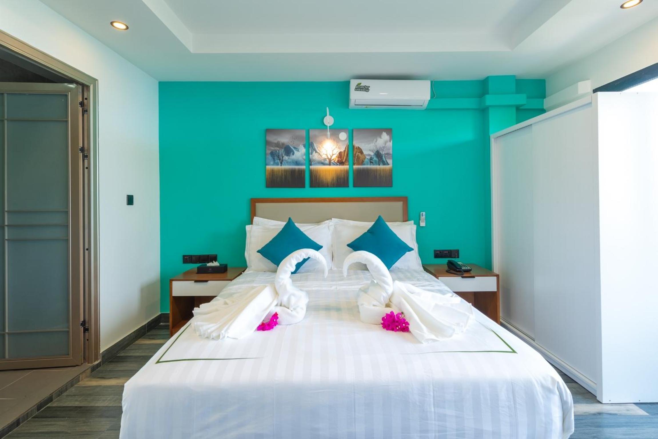 Double Room with Balcony - Photo 3