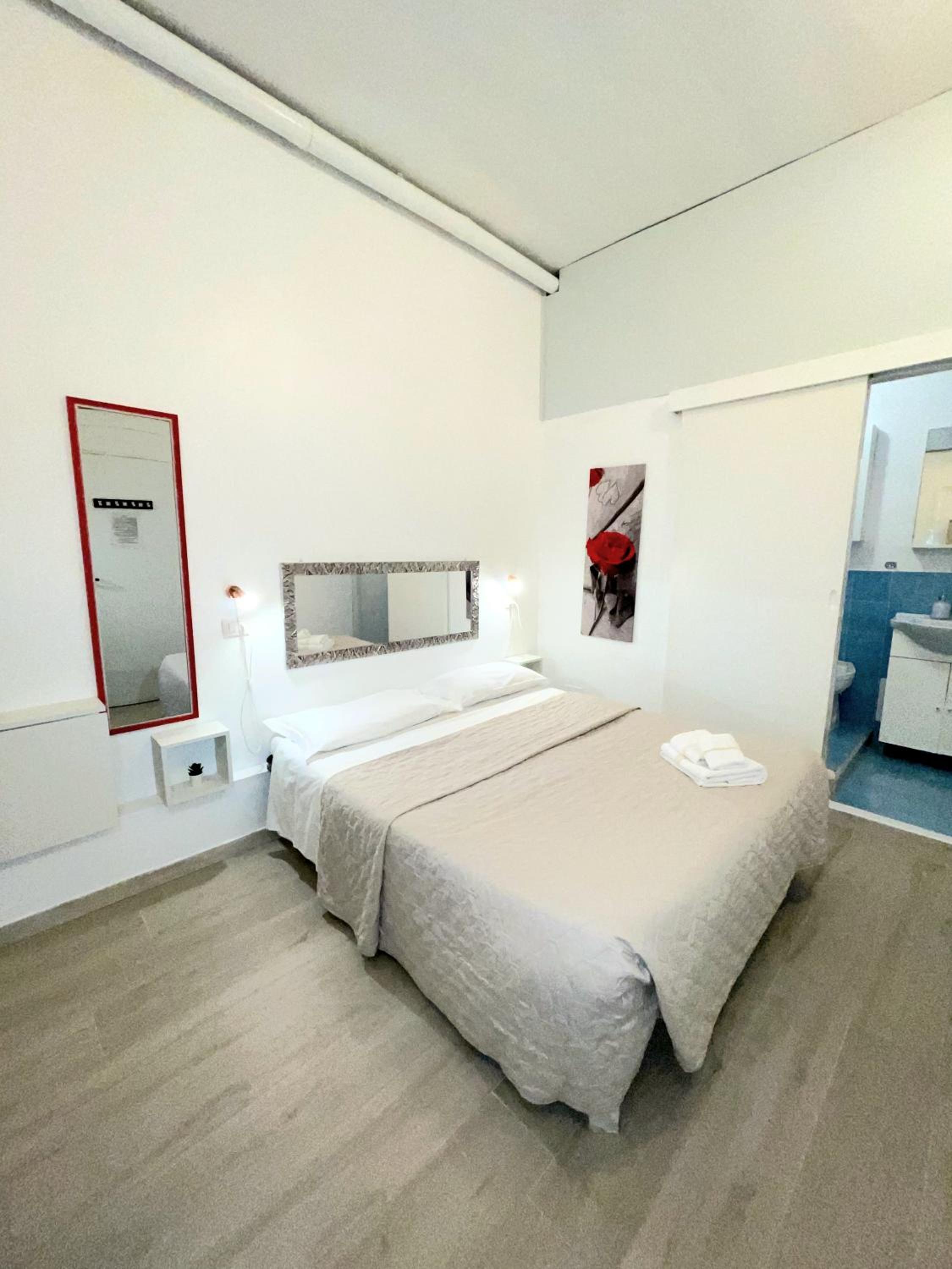 Single Room with Private Bathroom photo 2