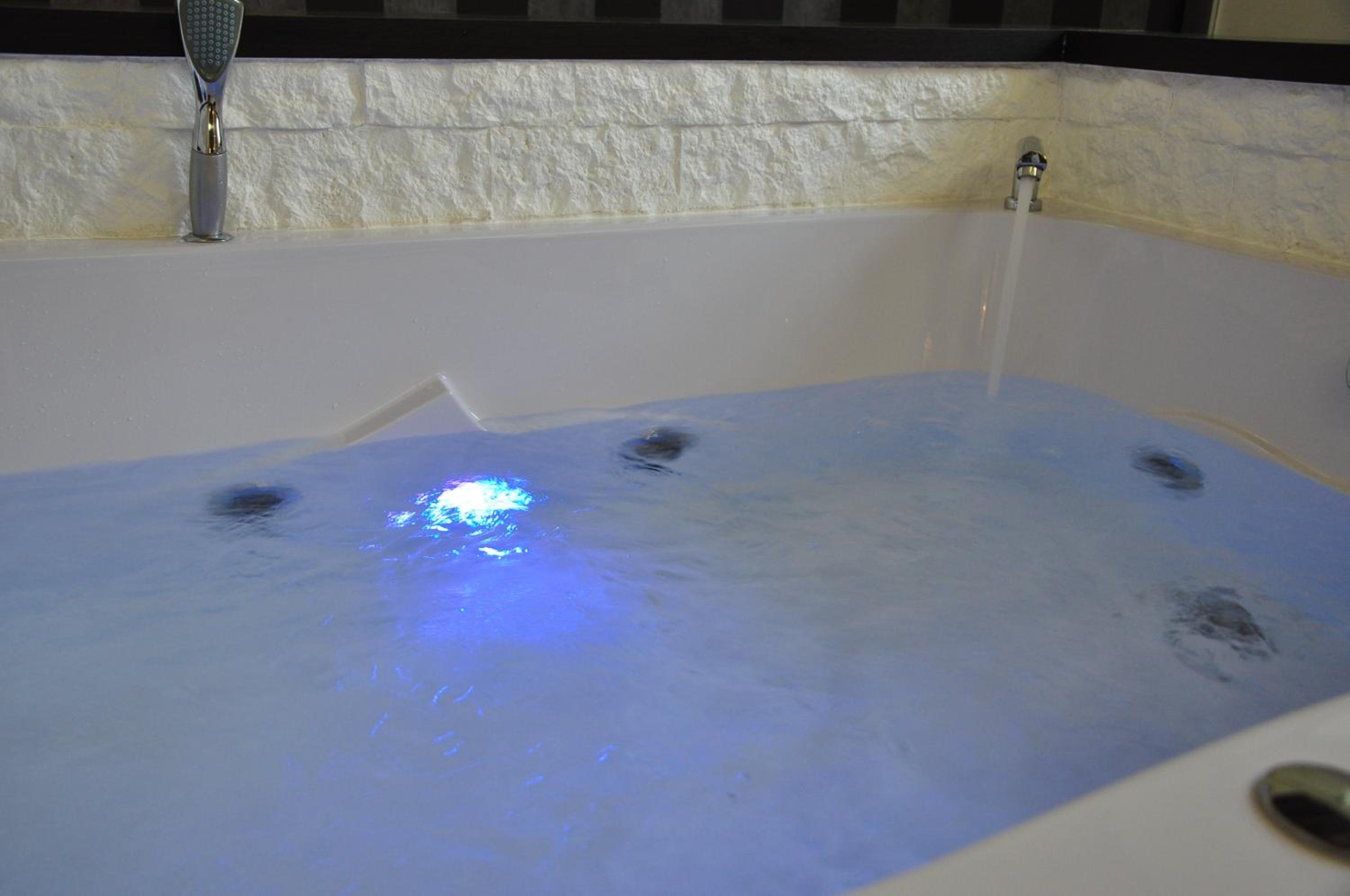 Queen Suite with Spa Bath photo 2