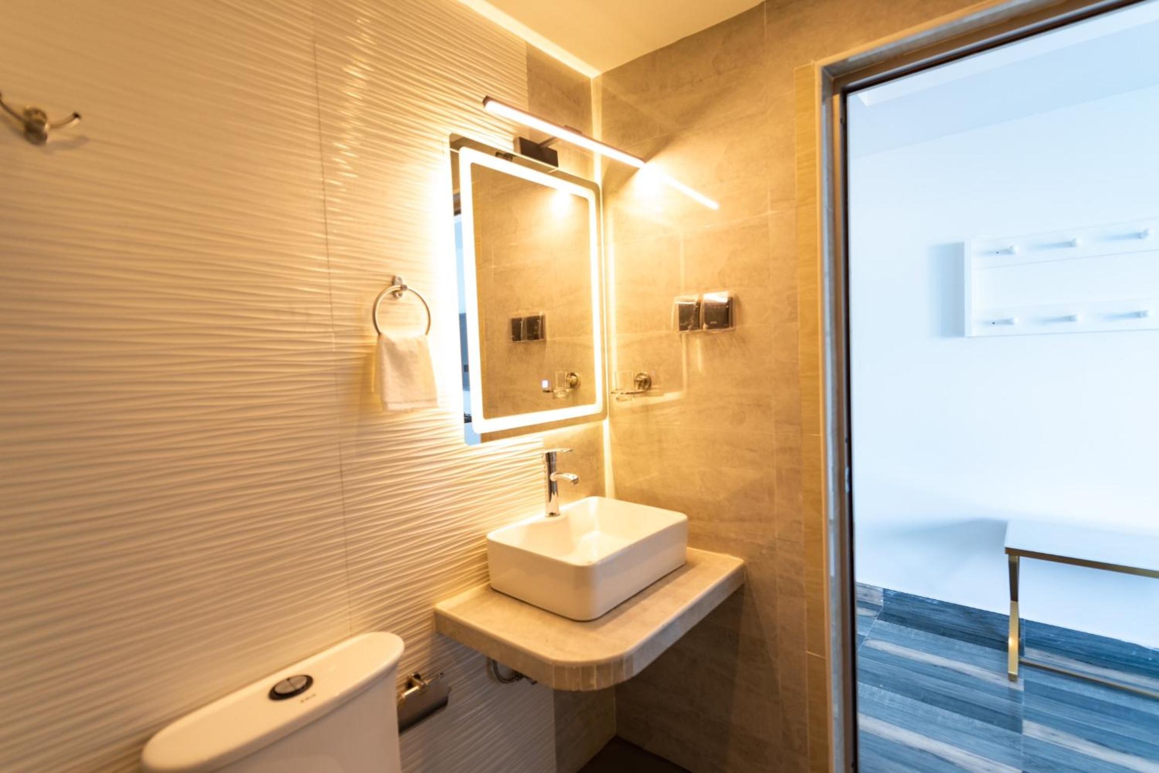 Double Room with Balcony - Photo 5