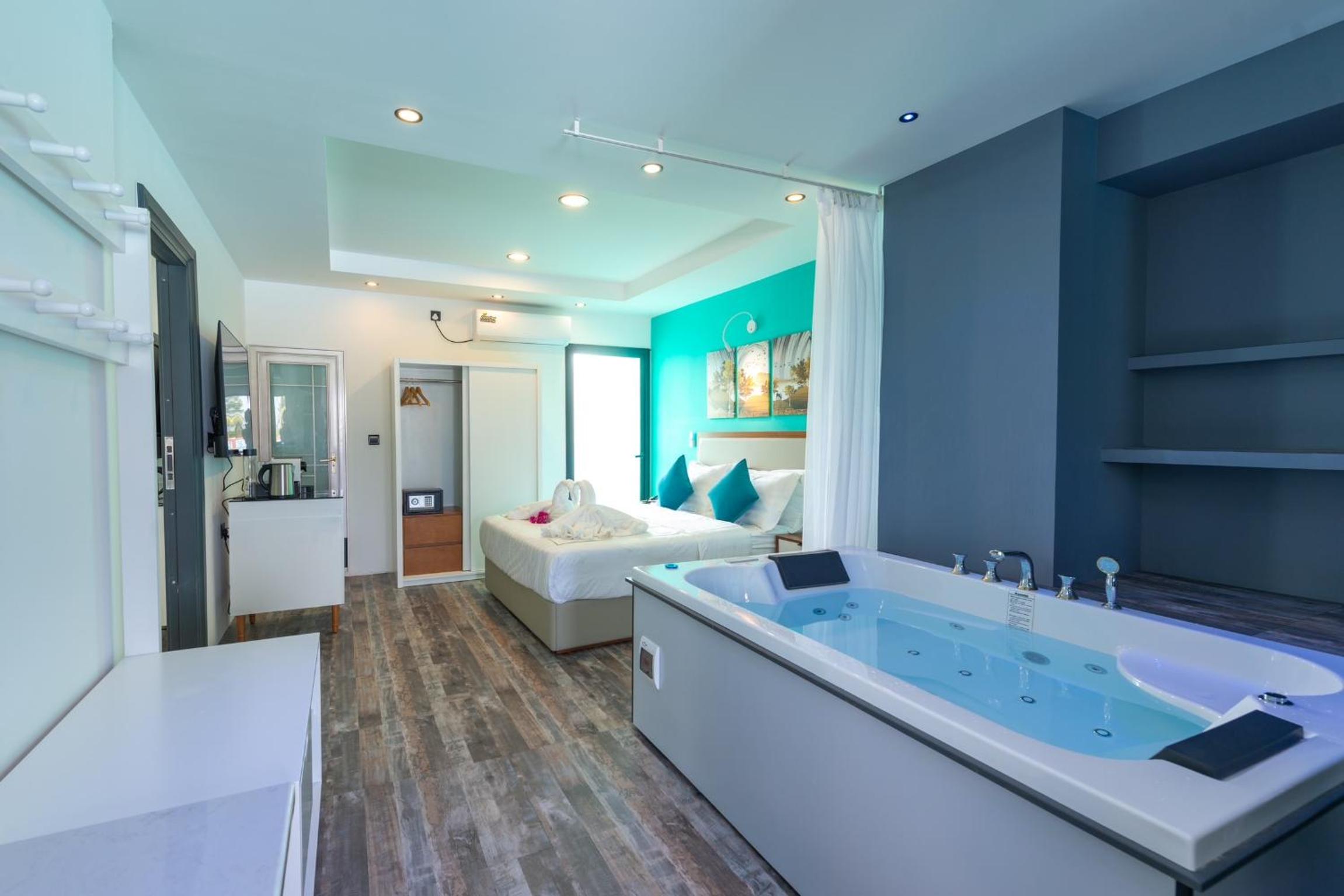 Family Room with Sea View photo 2