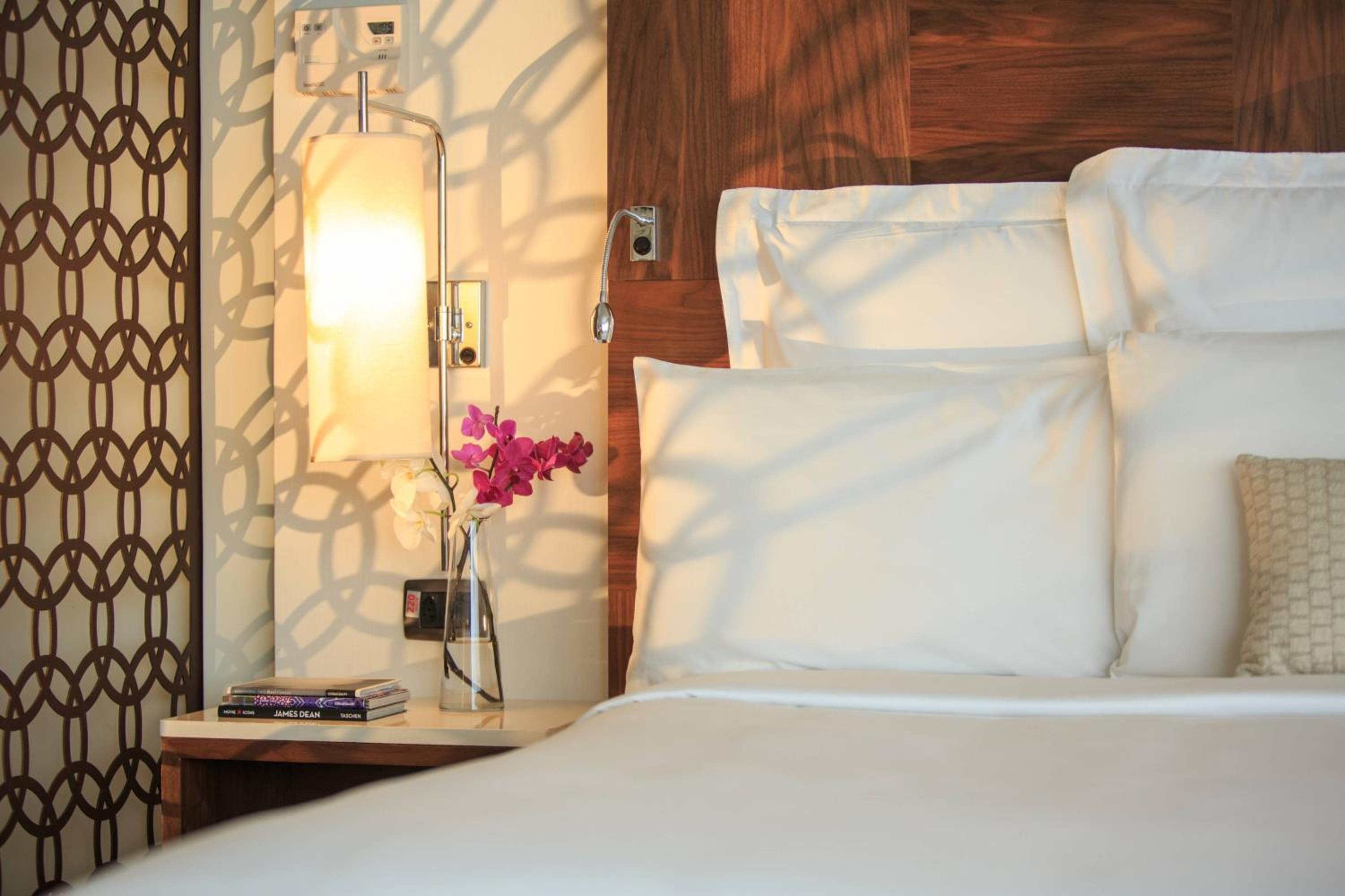 Club Level Madison Suite with King Bed and City View thumbnail 5