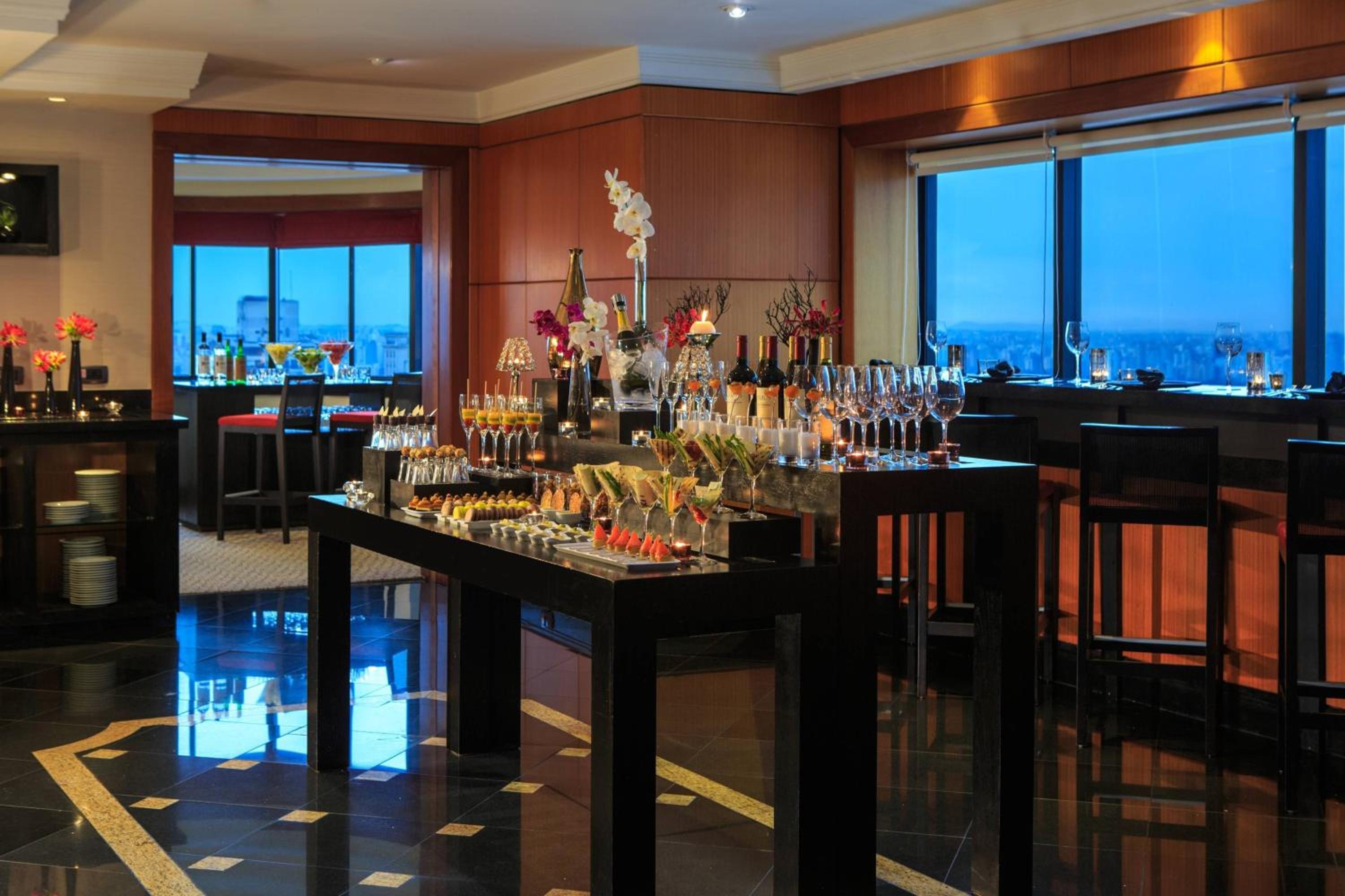 Club Level Madison Suite with King Bed and City View