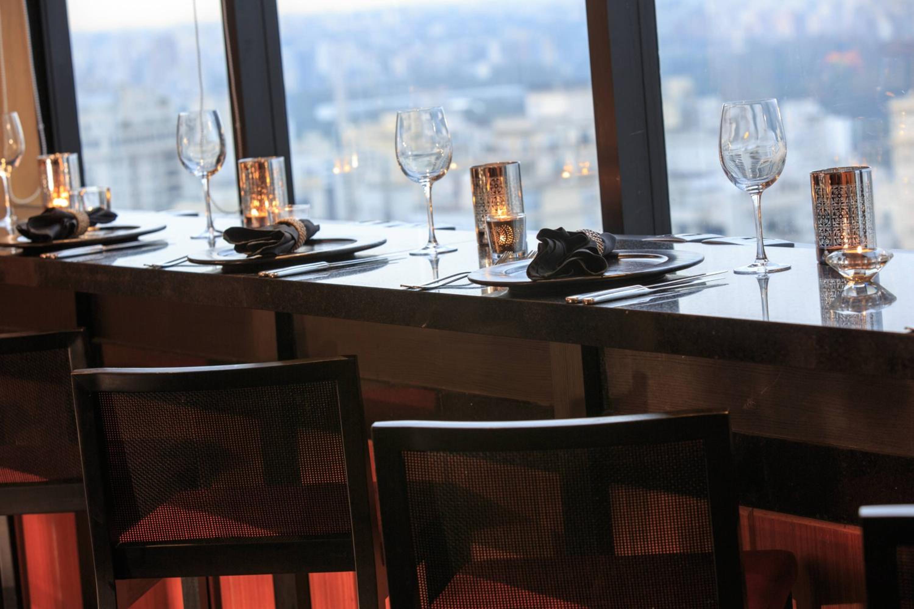 Club Level Madison Suite with King Bed and City View