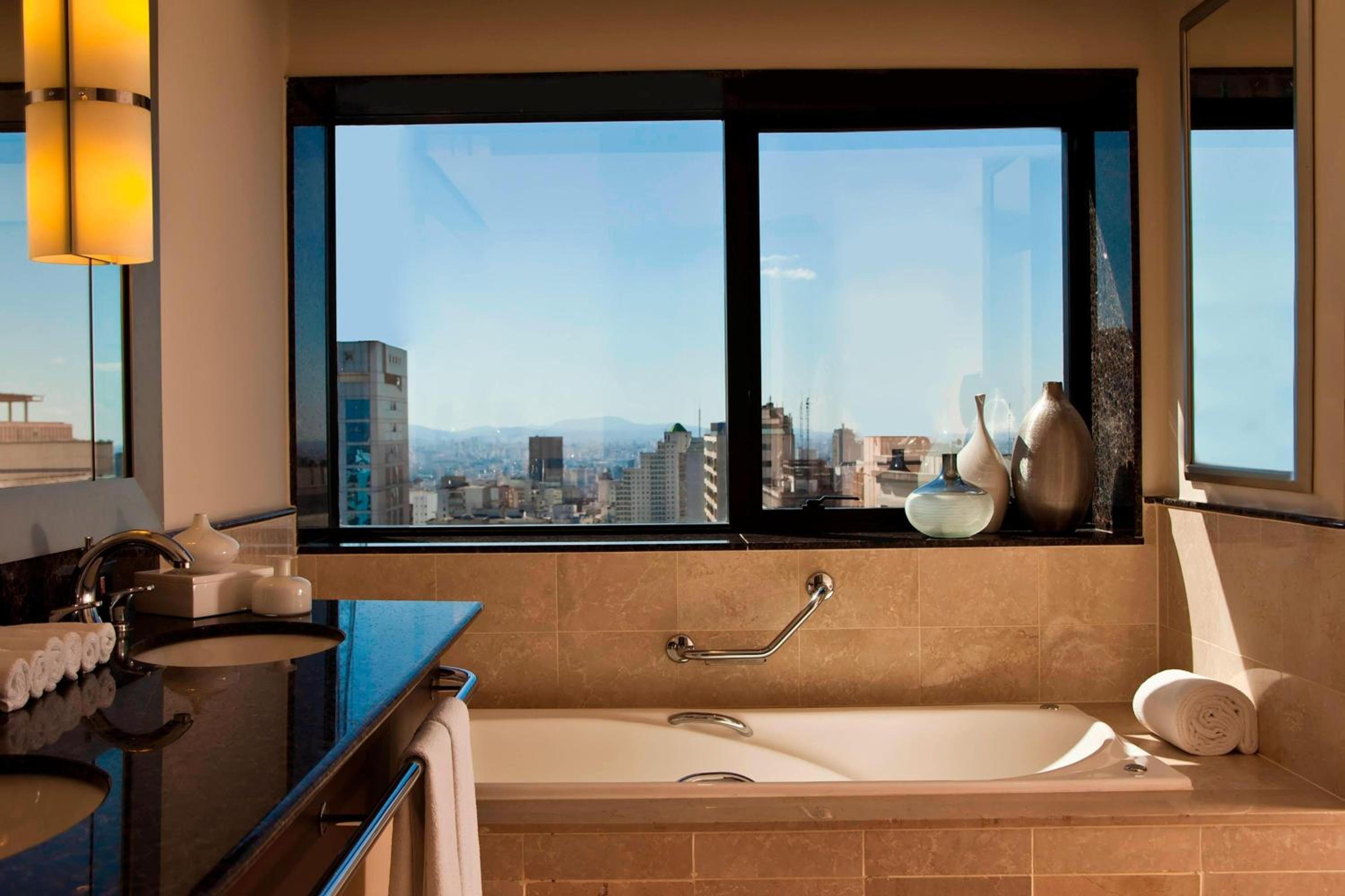Club Level Madison Suite with King Bed and City View thumbnail 6