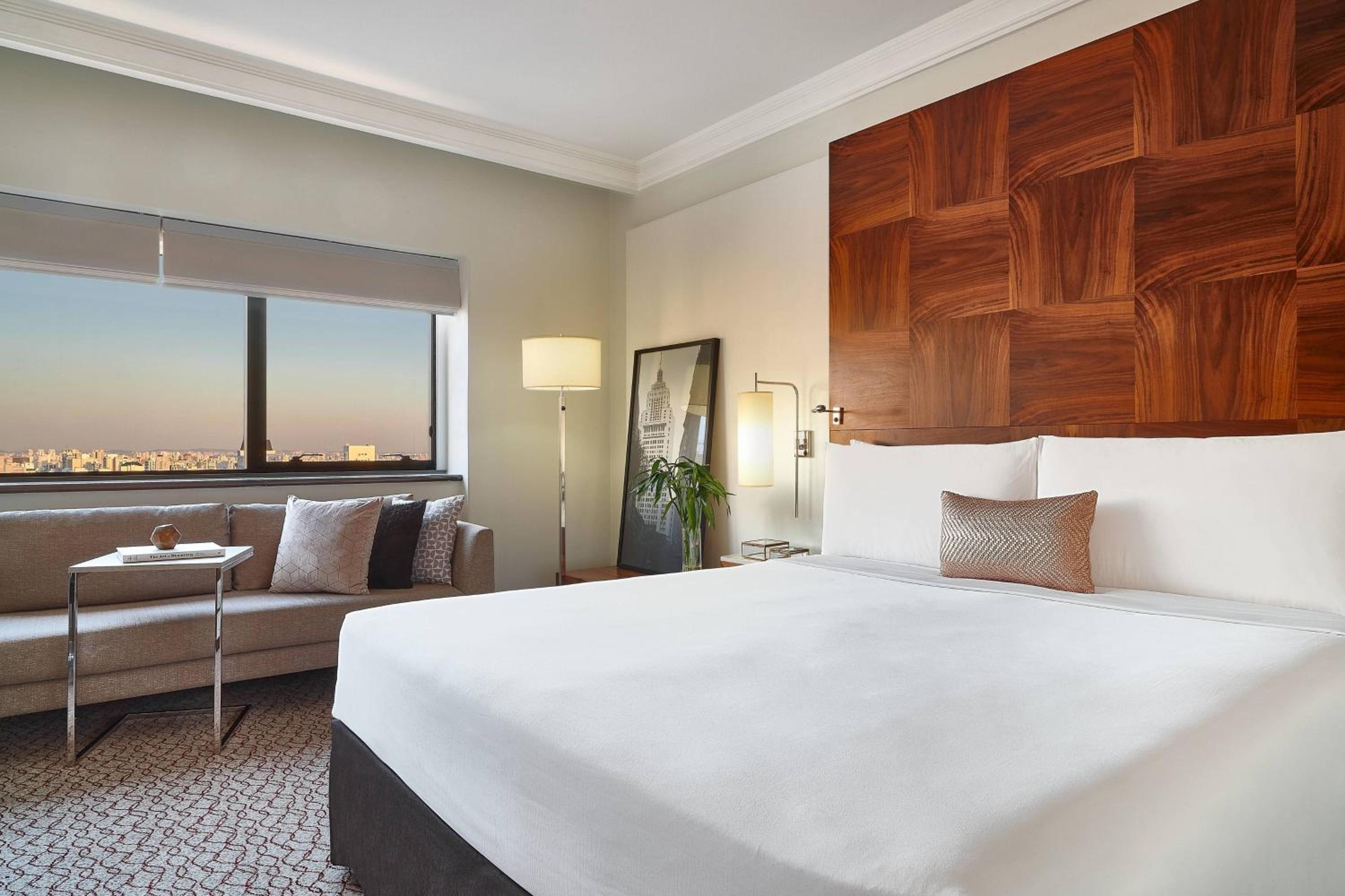 Deluxe Room with City View thumbnail 6