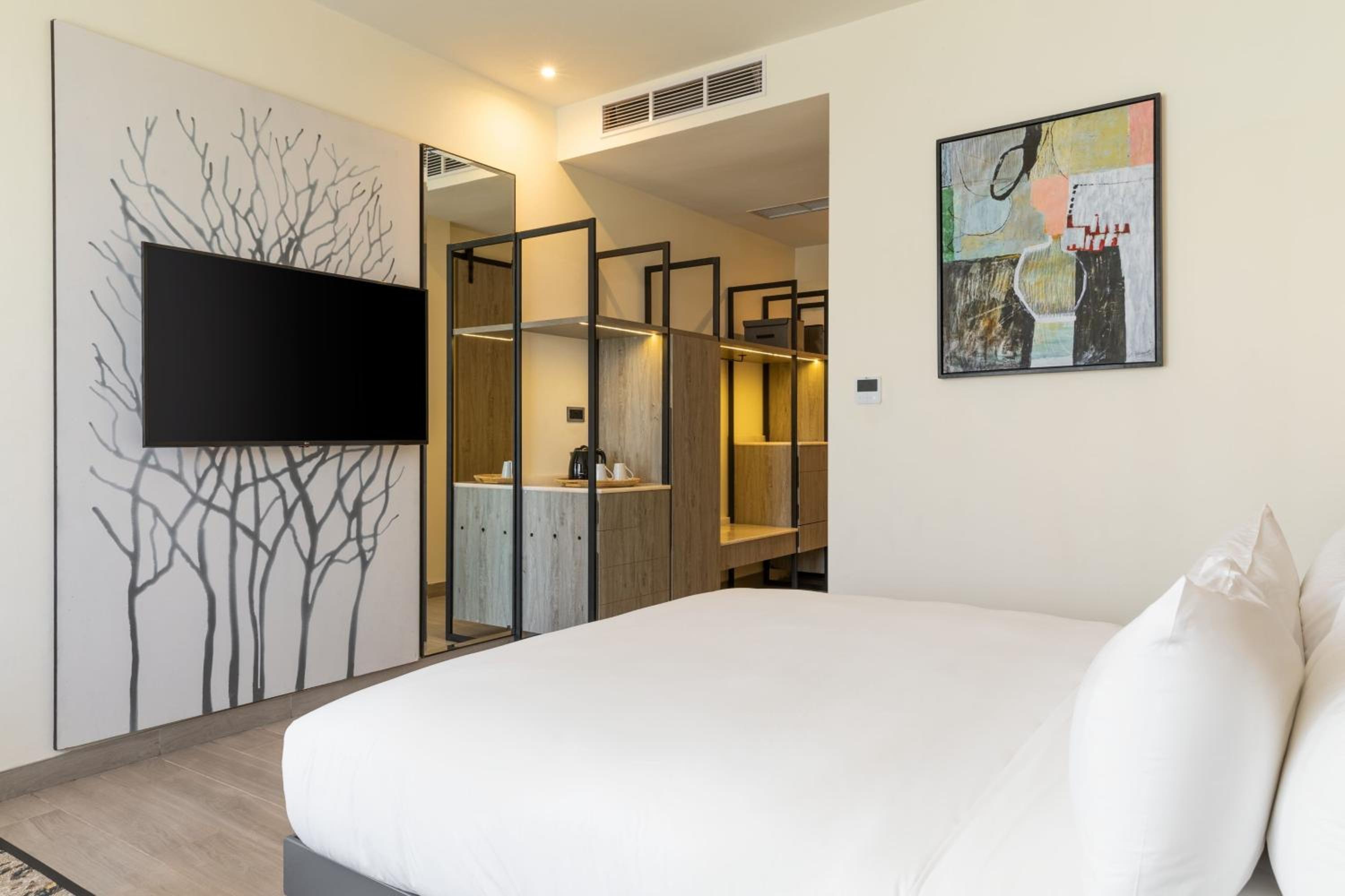 Deluxe King Room - Photo 4