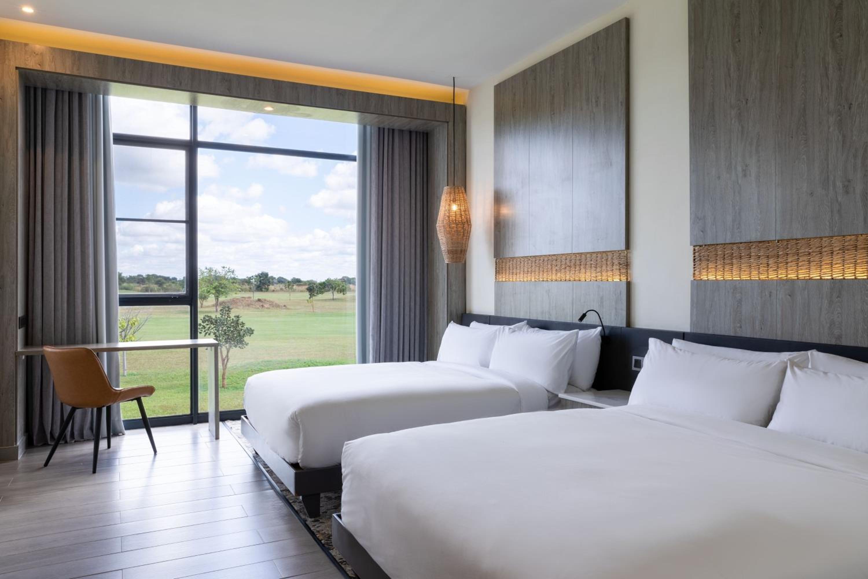Deluxe Queen Room with Two Queen Beds - Photo 6