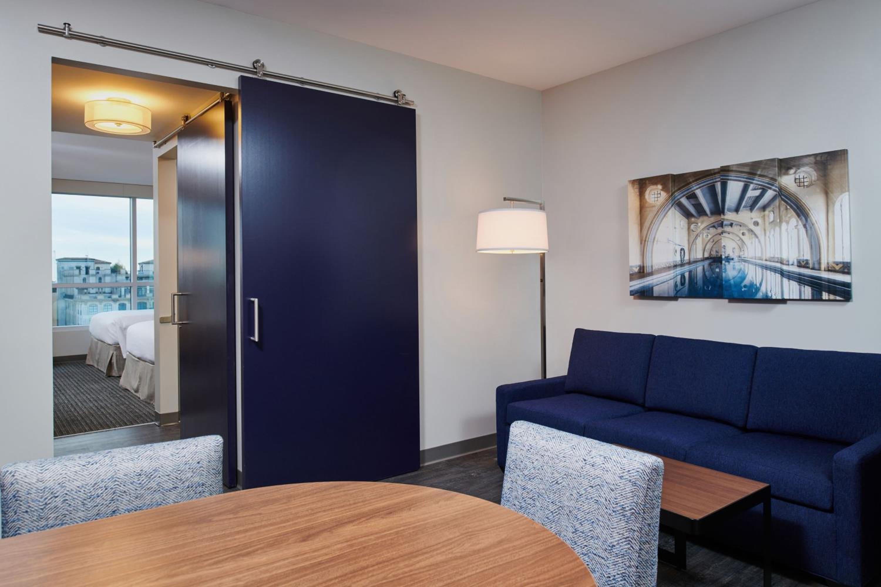 1 Bedroom Suite with 2 Queen Beds, Sofa bed, City View - Photo 2