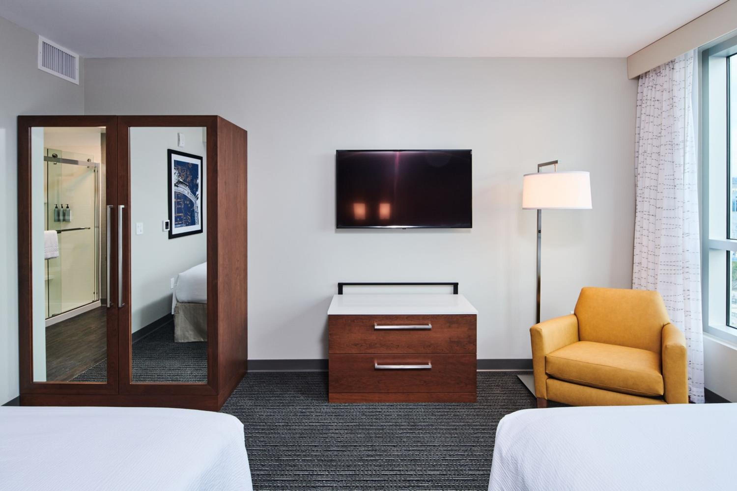 1 Bedroom Suite with 2 Queen Beds, Sofa bed, City View - Photo 4
