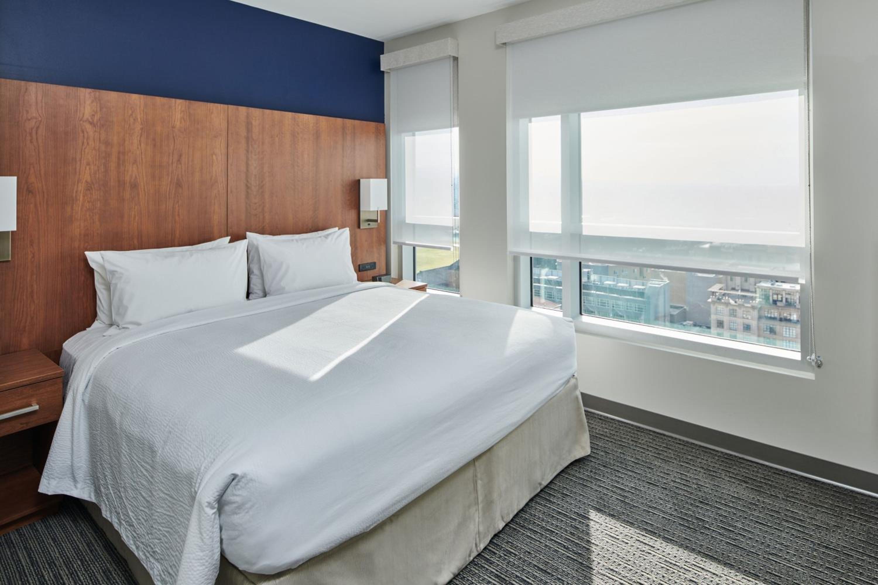 1 Bedroom Suite with 1 King Bed, Sofa bed, City View - Photo 9