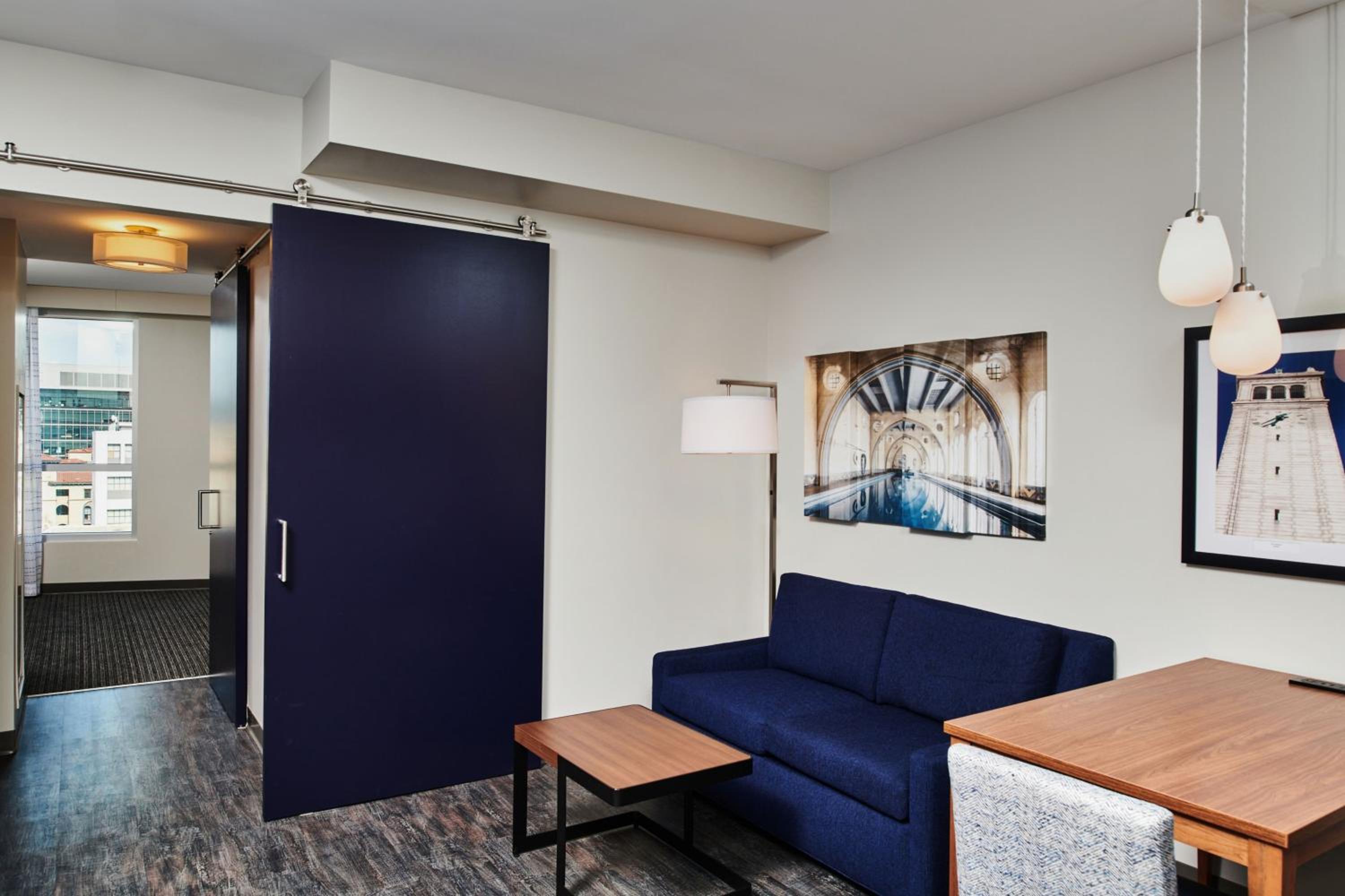 1 Bedroom Suite with 1 King Bed, Sofa bed, Partial Bay View - Photo 11