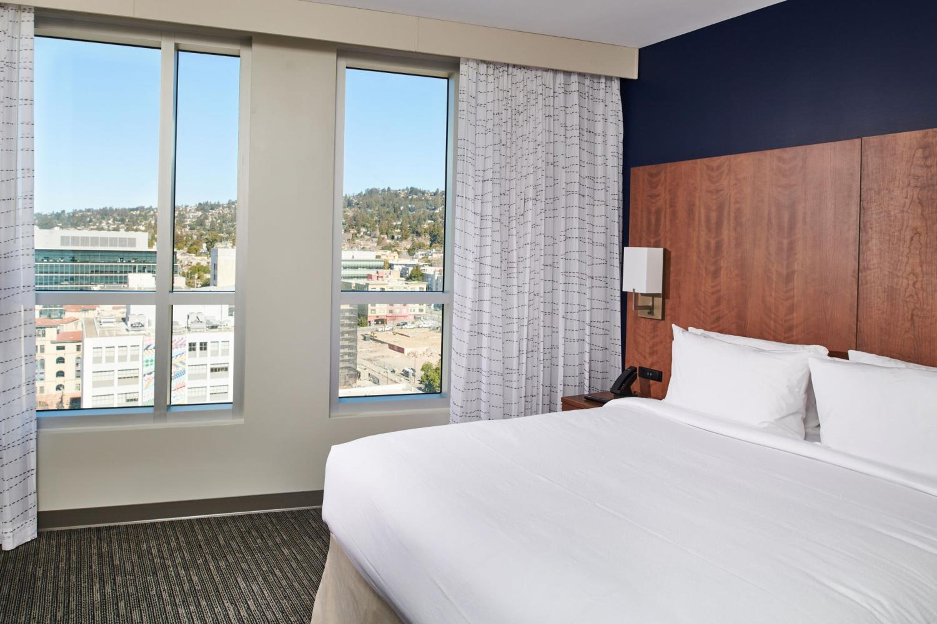 1 Bedroom Suite with 1 King Bed, Sofa bed, Bay View - Photo 14