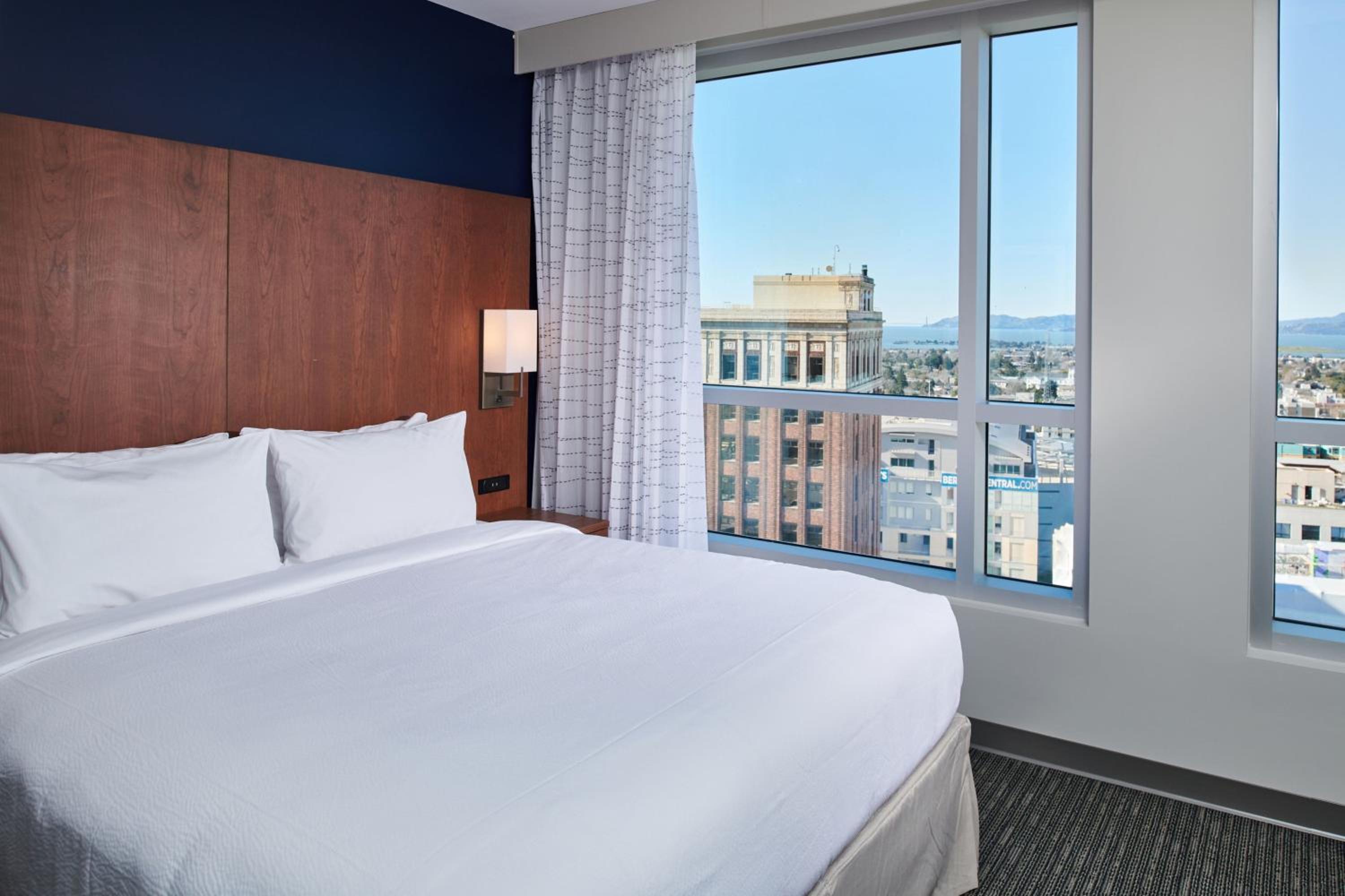 1 Bedroom Suite with 1 King Bed, Sofa bed, Bay View - Photo 3