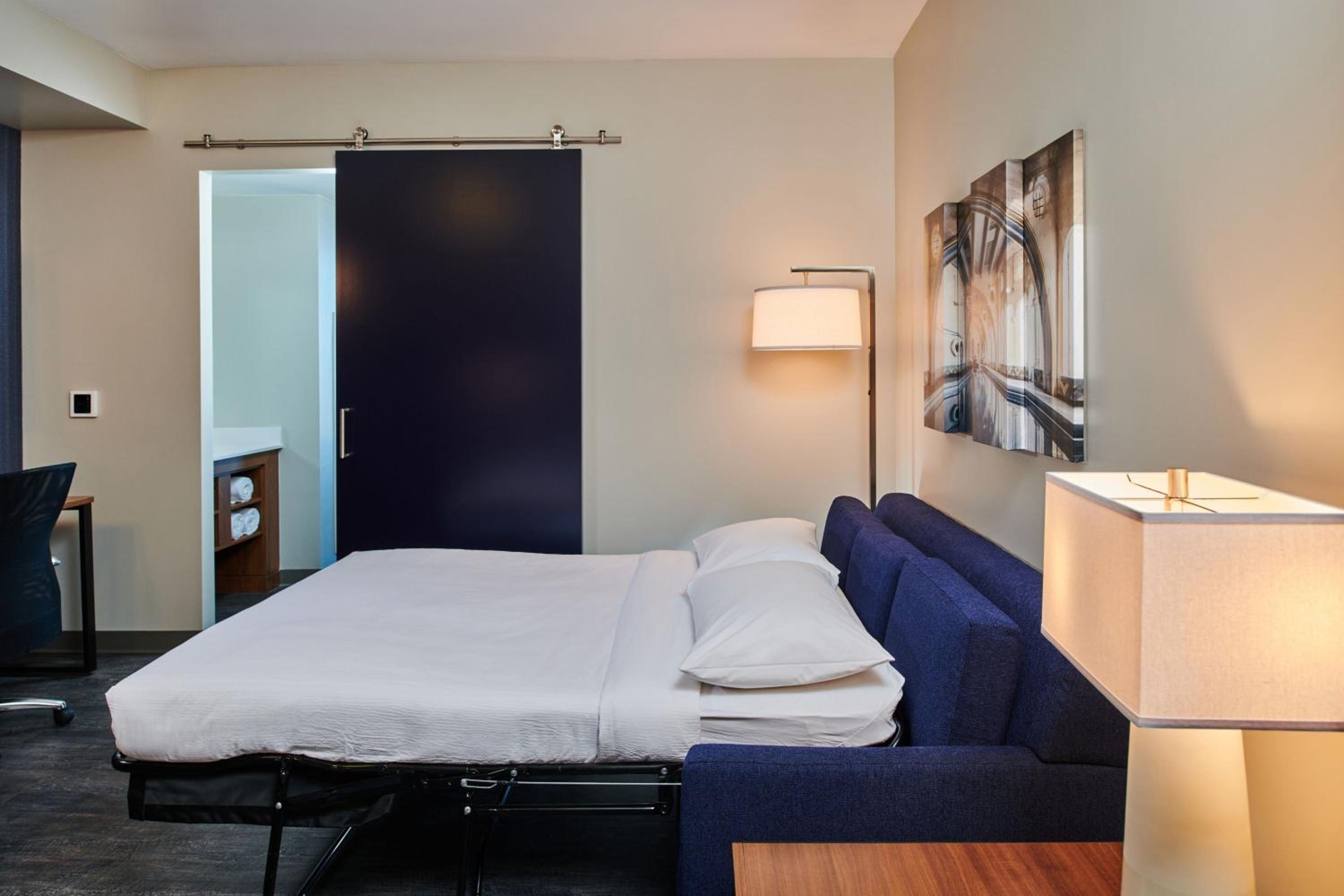 1 Bedroom Suite with 1 King Bed, Sofa bed, Bay View - Photo 4