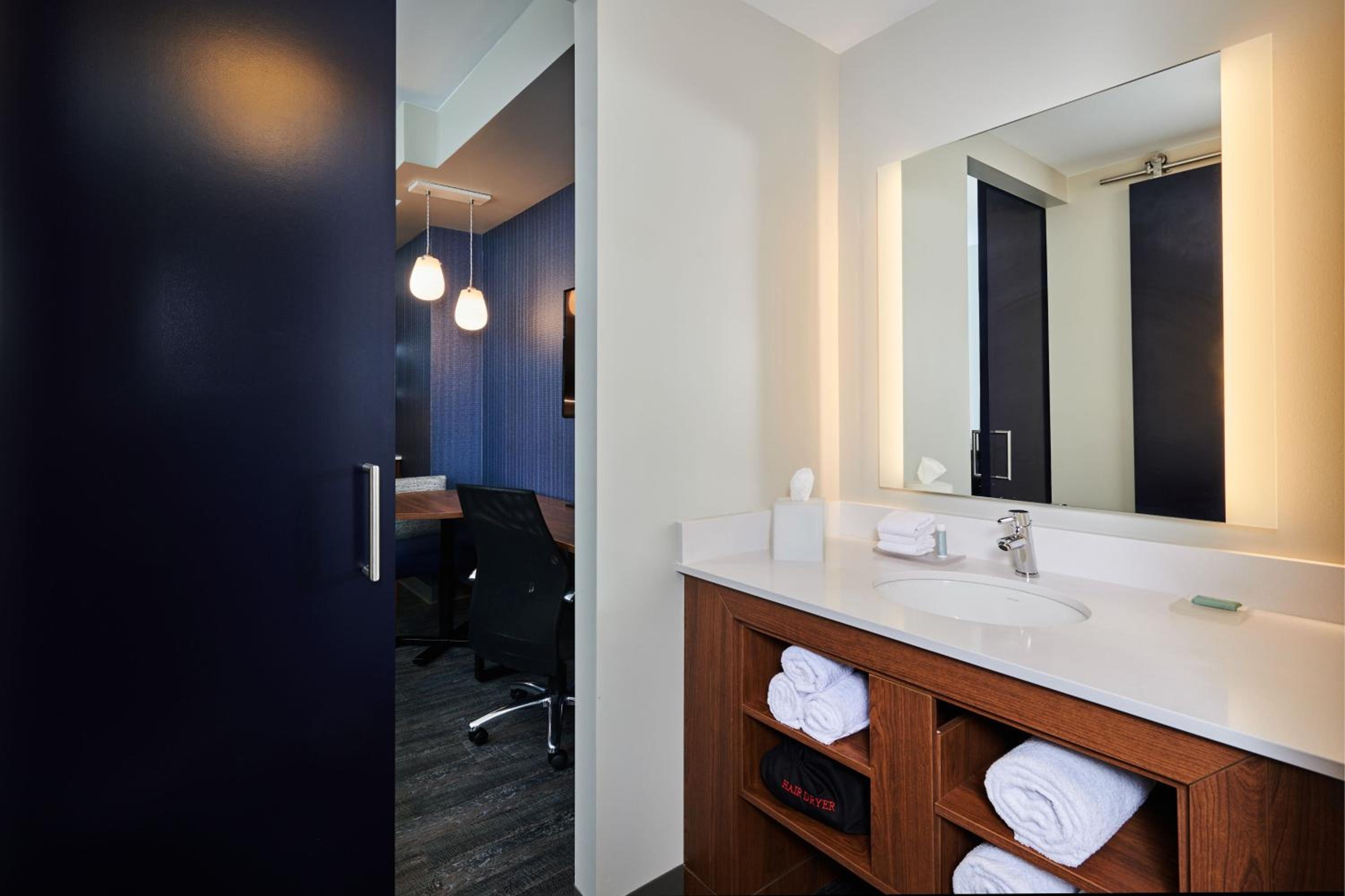 1 Bedroom Suite with 1 King Bed, Sofa bed, Bay View - Photo 6